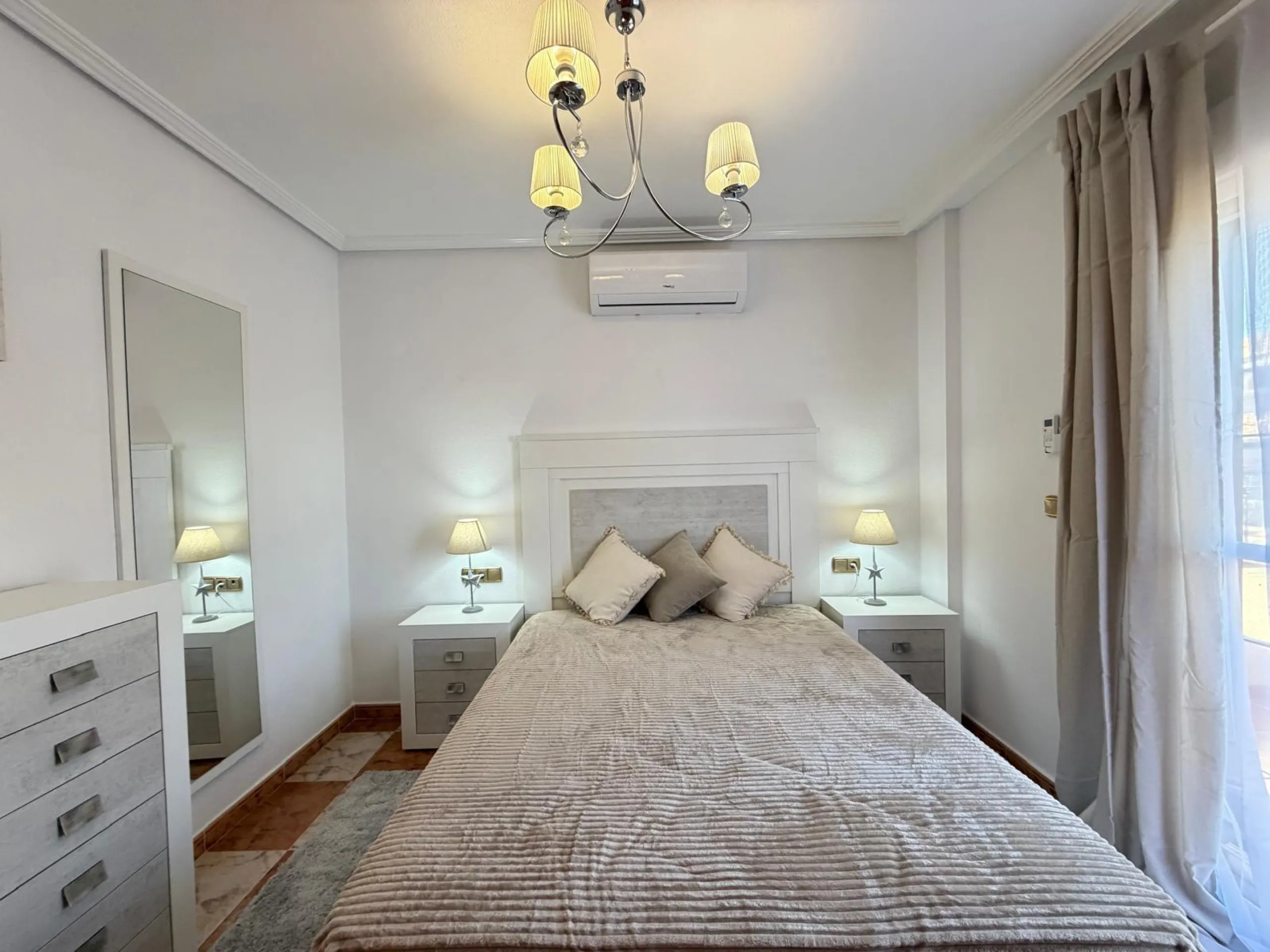 REFORMADO ADOSADO EN ORIHUELA COSTA "LAS FILIPINAS" CON GARAJE+TRASTERO. 2 DORM. 2 BAÑOS. CON PISCINA COMUNITARIA.