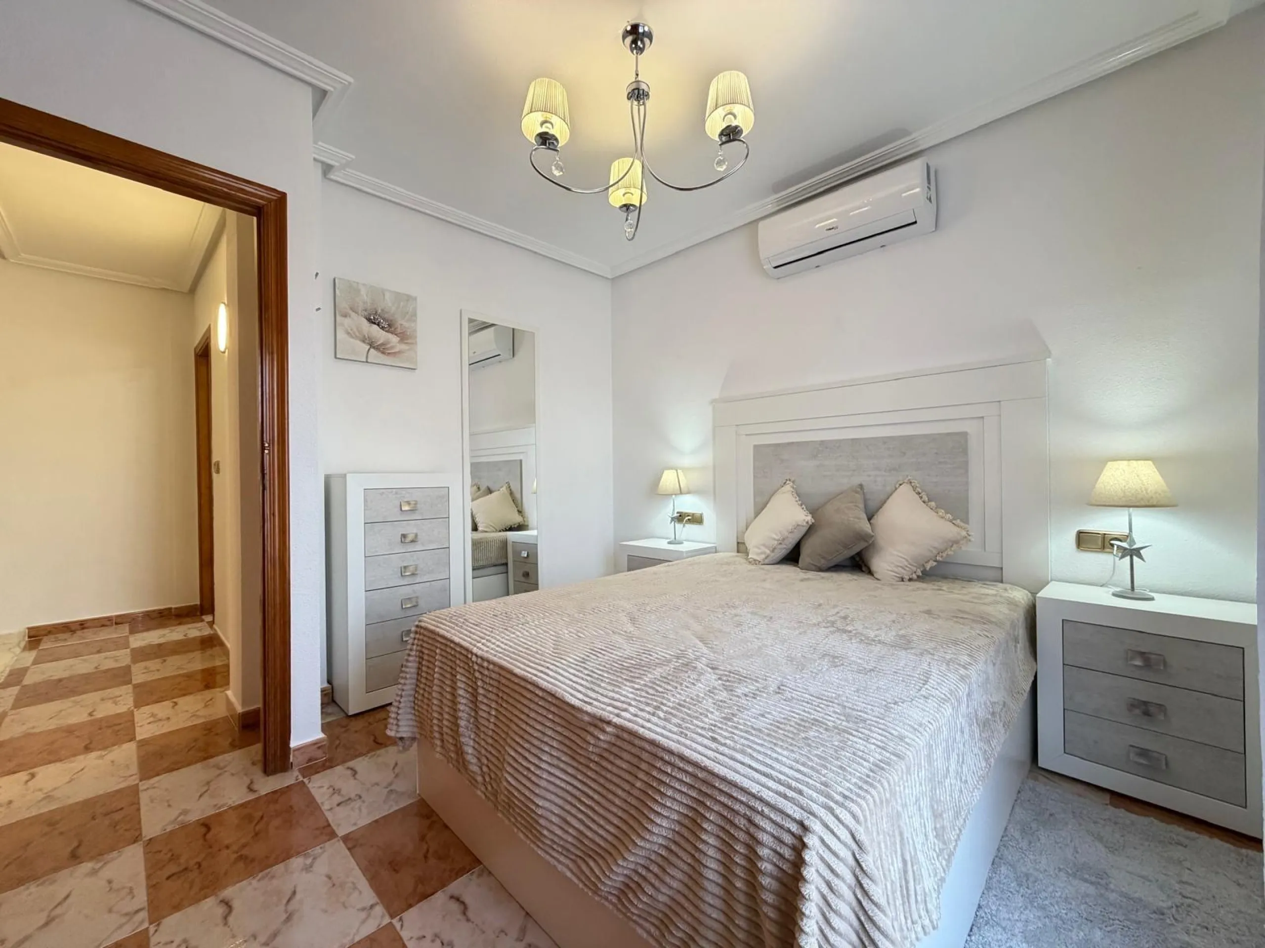 REFORMADO ADOSADO EN ORIHUELA COSTA "LAS FILIPINAS" CON GARAJE+TRASTERO. 2 DORM. 2 BAÑOS. CON PISCINA COMUNITARIA.
