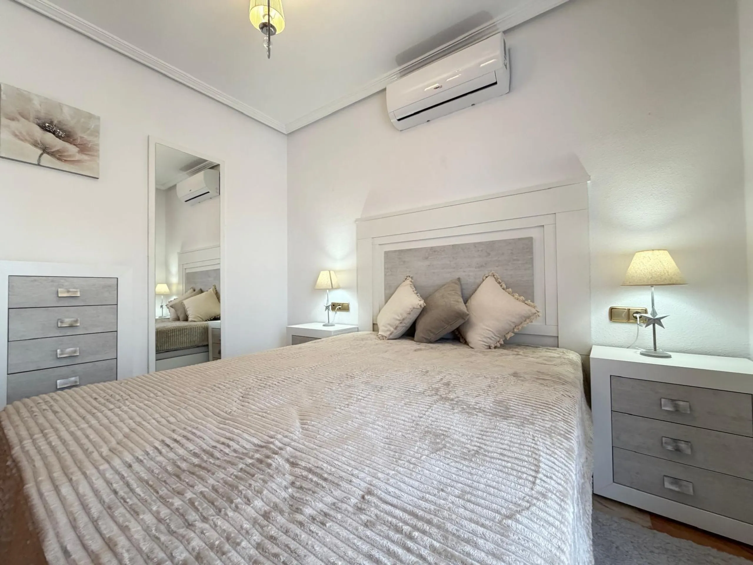 REFORMADO ADOSADO EN ORIHUELA COSTA "LAS FILIPINAS" CON GARAJE+TRASTERO. 2 DORM. 2 BAÑOS. CON PISCINA COMUNITARIA.