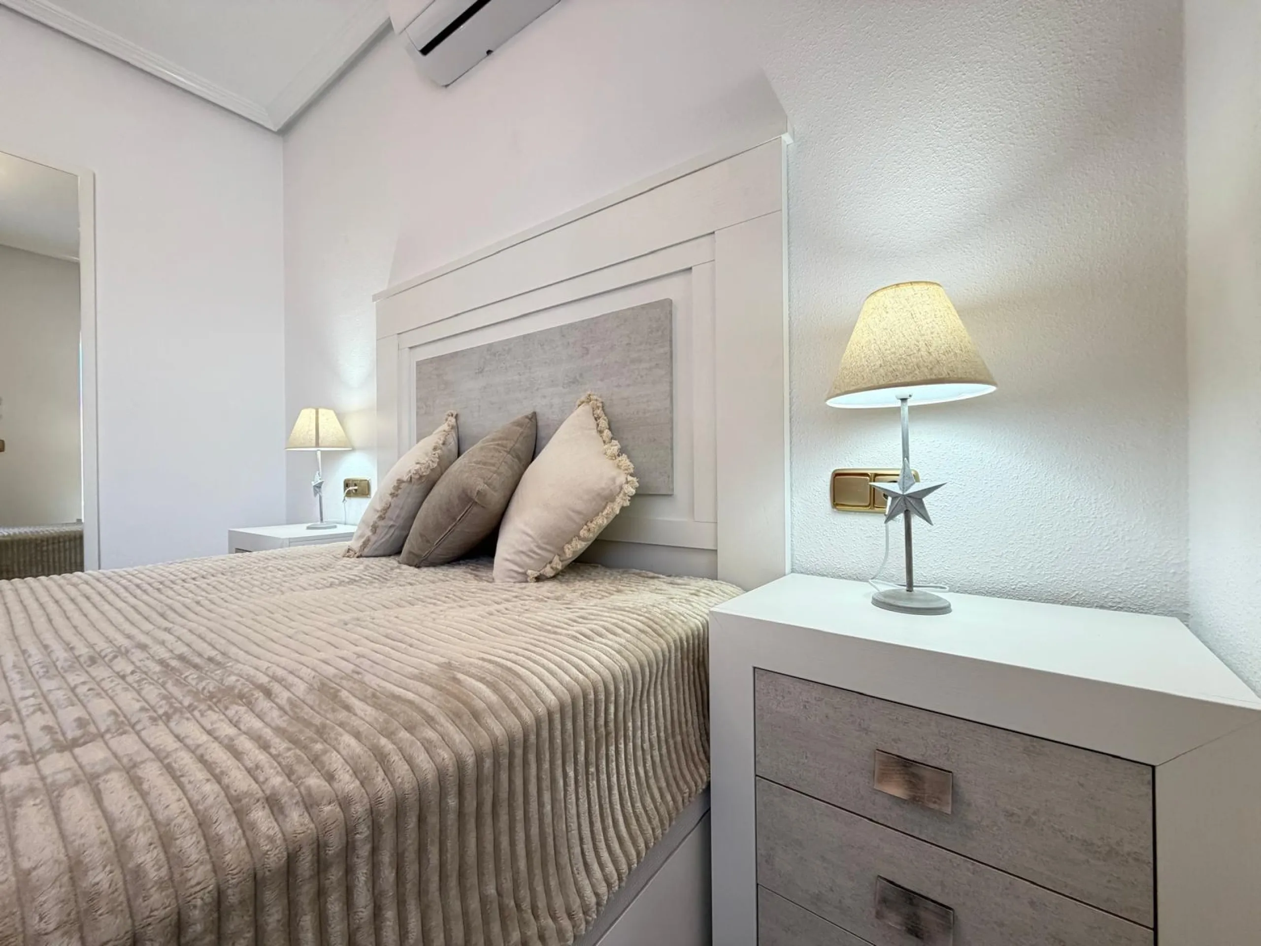 REFORMADO ADOSADO EN ORIHUELA COSTA "LAS FILIPINAS" CON GARAJE+TRASTERO. 2 DORM. 2 BAÑOS. CON PISCINA COMUNITARIA.