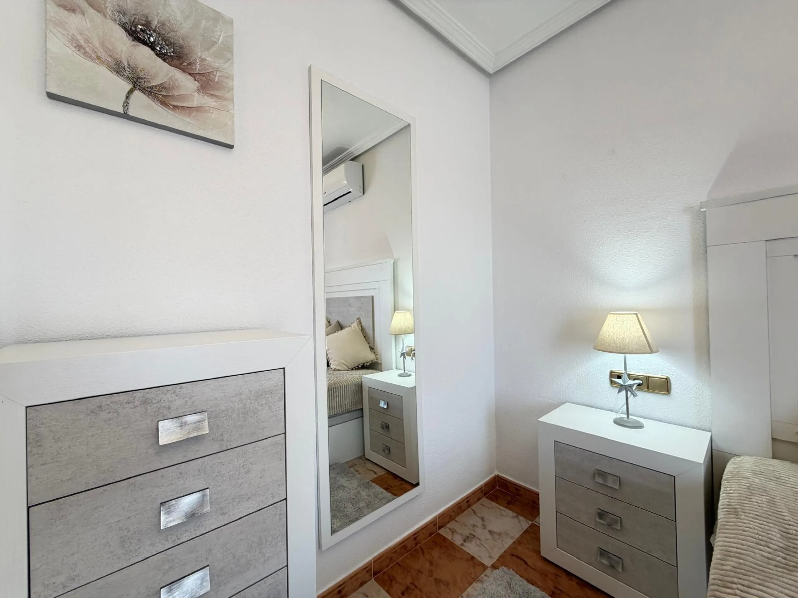 REFORMADO ADOSADO EN ORIHUELA COSTA "LAS FILIPINAS" CON GARAJE+TRASTERO. 2 DORM. 2 BAÑOS. CON PISCINA COMUNITARIA.
