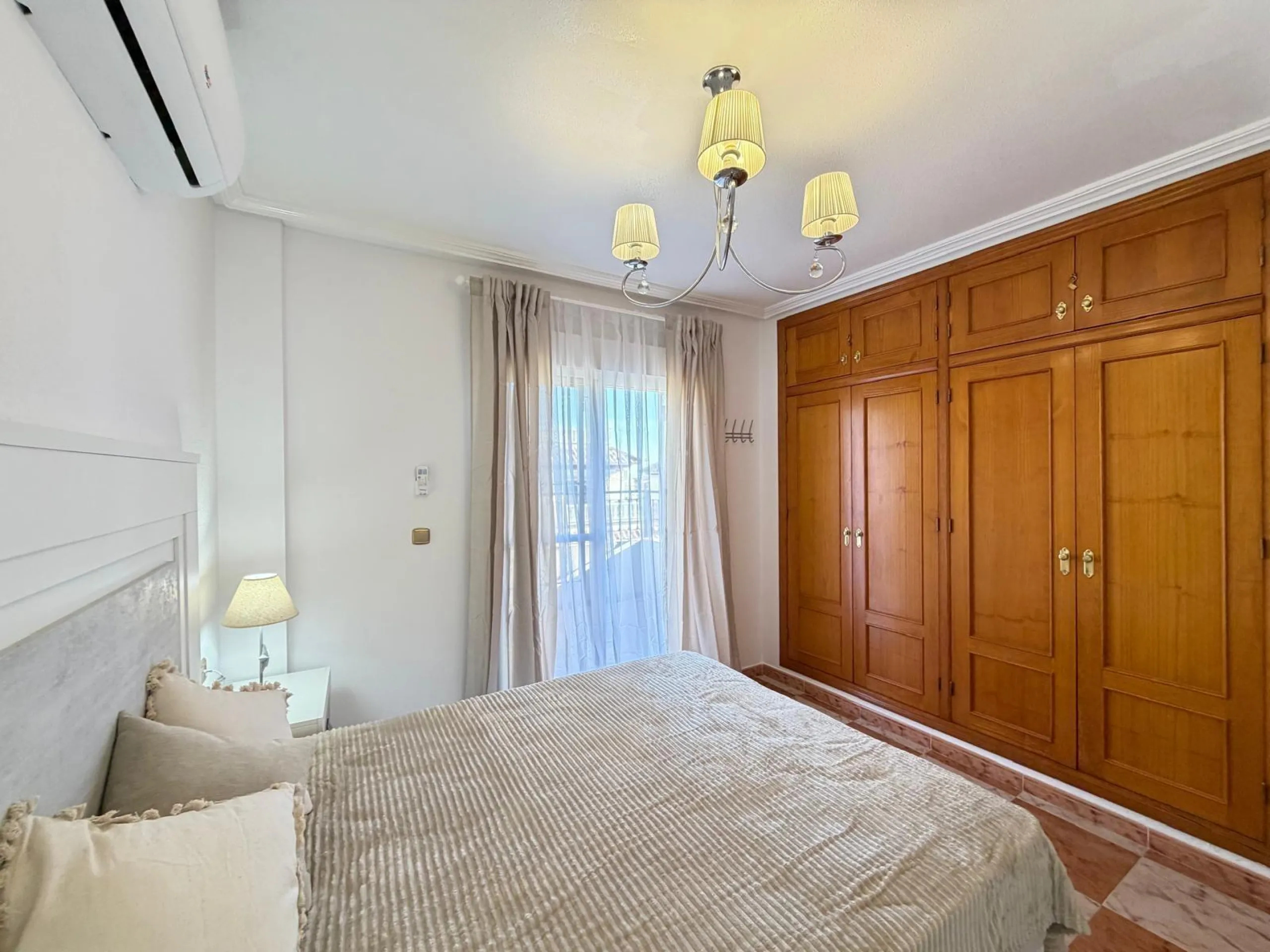 REFORMADO ADOSADO EN ORIHUELA COSTA "LAS FILIPINAS" CON GARAJE+TRASTERO. 2 DORM. 2 BAÑOS. CON PISCINA COMUNITARIA.