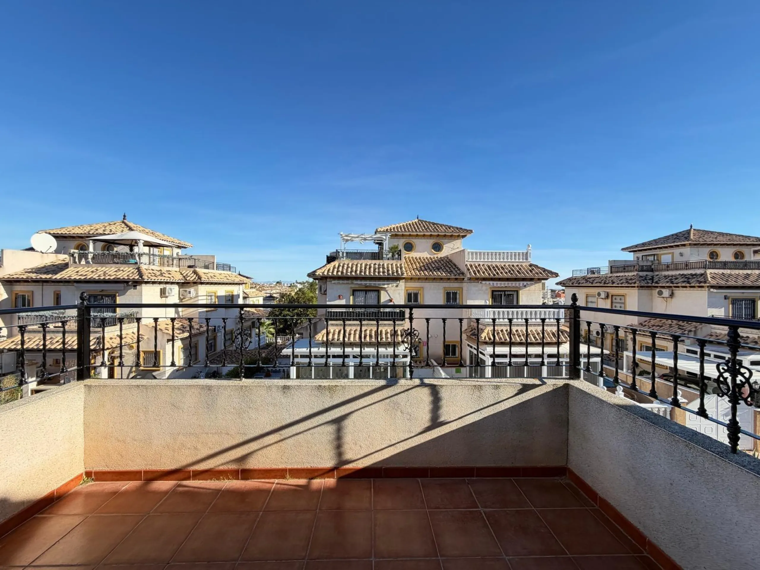 REFORMADO ADOSADO EN ORIHUELA COSTA "LAS FILIPINAS" CON GARAJE+TRASTERO. 2 DORM. 2 BAÑOS. CON PISCINA COMUNITARIA.