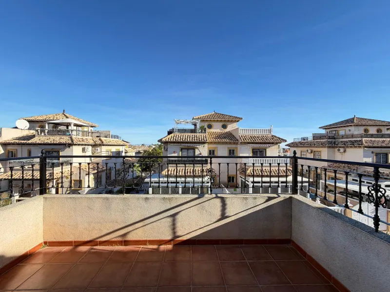 REFORMADO ADOSADO EN ORIHUELA COSTA "LAS FILIPINAS" CON GARAJE+TRASTERO. 2 DORM. 2 BAÑOS. CON PISCINA COMUNITARIA.