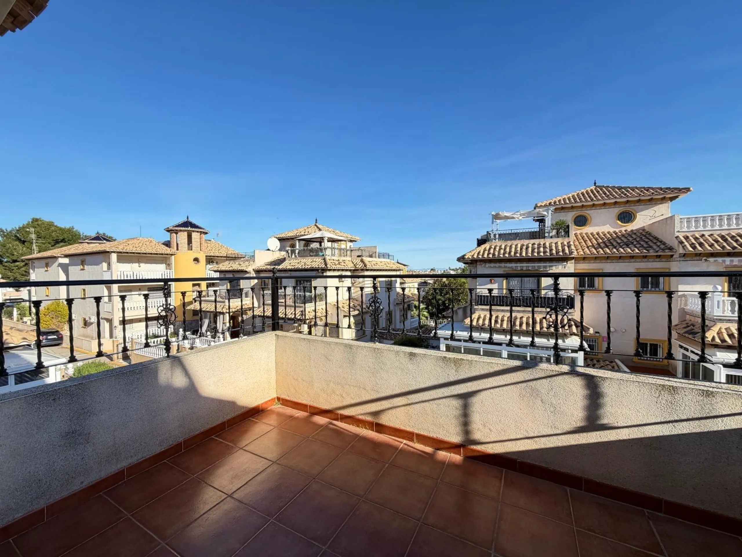 REFORMADO ADOSADO EN ORIHUELA COSTA "LAS FILIPINAS" CON GARAJE+TRASTERO. 2 DORM. 2 BAÑOS. CON PISCINA COMUNITARIA.