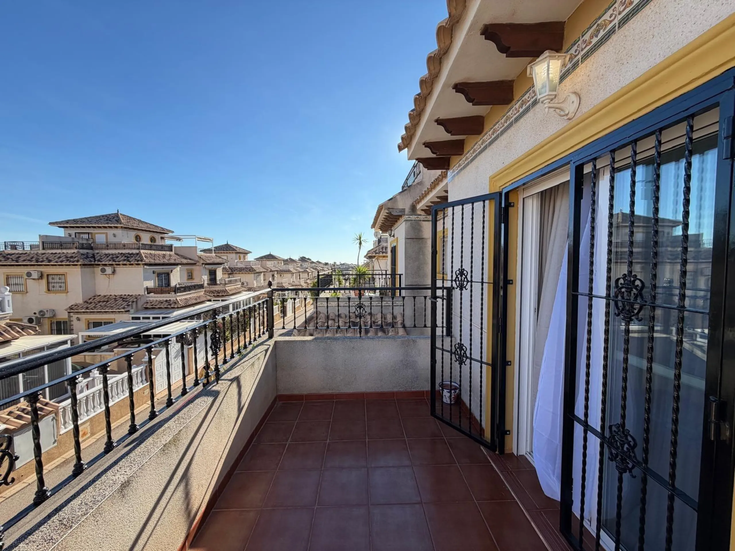REFORMADO ADOSADO EN ORIHUELA COSTA "LAS FILIPINAS" CON GARAJE+TRASTERO. 2 DORM. 2 BAÑOS. CON PISCINA COMUNITARIA.
