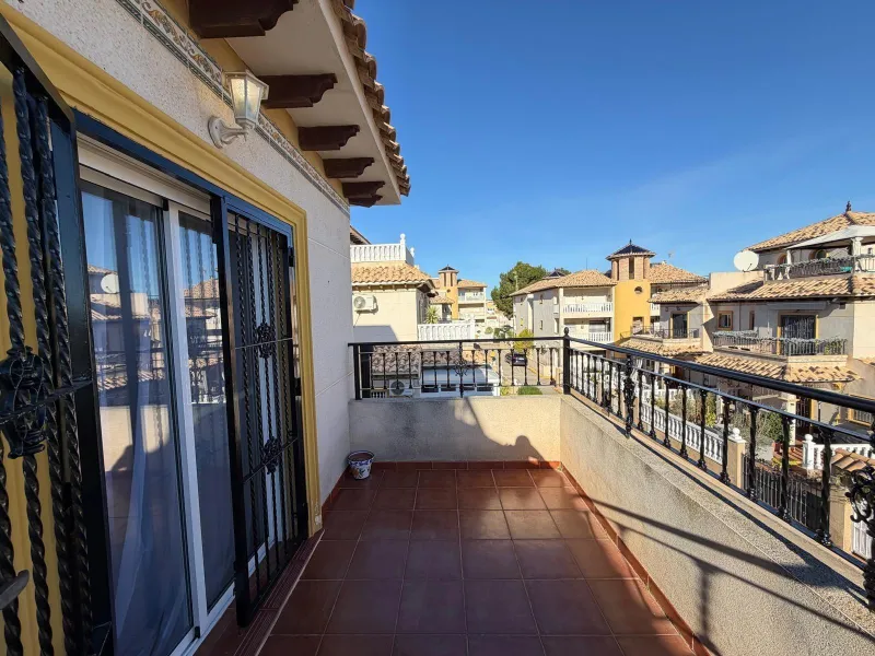 REFORMADO ADOSADO EN ORIHUELA COSTA "LAS FILIPINAS" CON GARAJE+TRASTERO. 2 DORM. 2 BAÑOS. CON PISCINA COMUNITARIA.