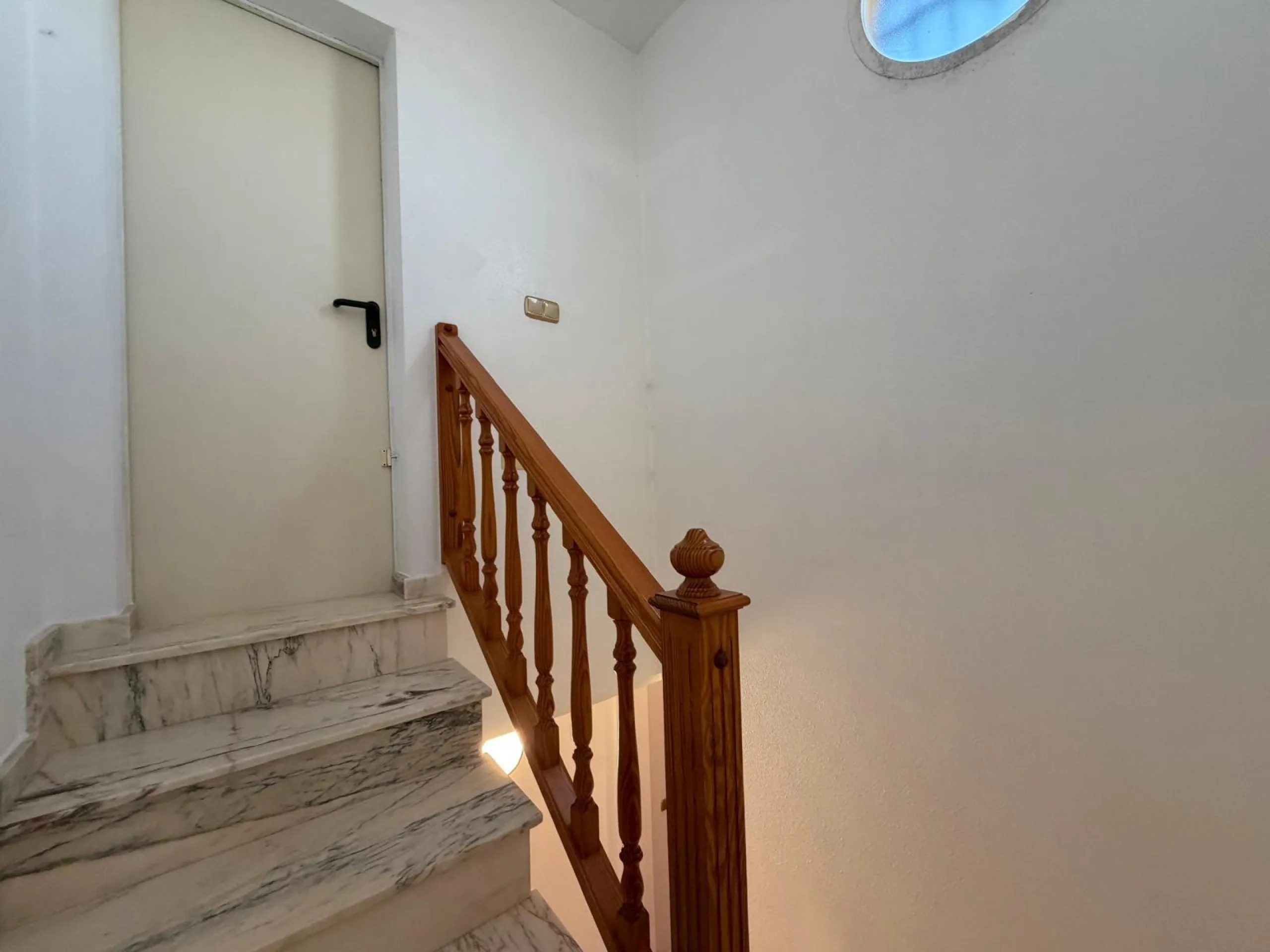REFORMADO ADOSADO EN ORIHUELA COSTA "LAS FILIPINAS" CON GARAJE+TRASTERO. 2 DORM. 2 BAÑOS. CON PISCINA COMUNITARIA.