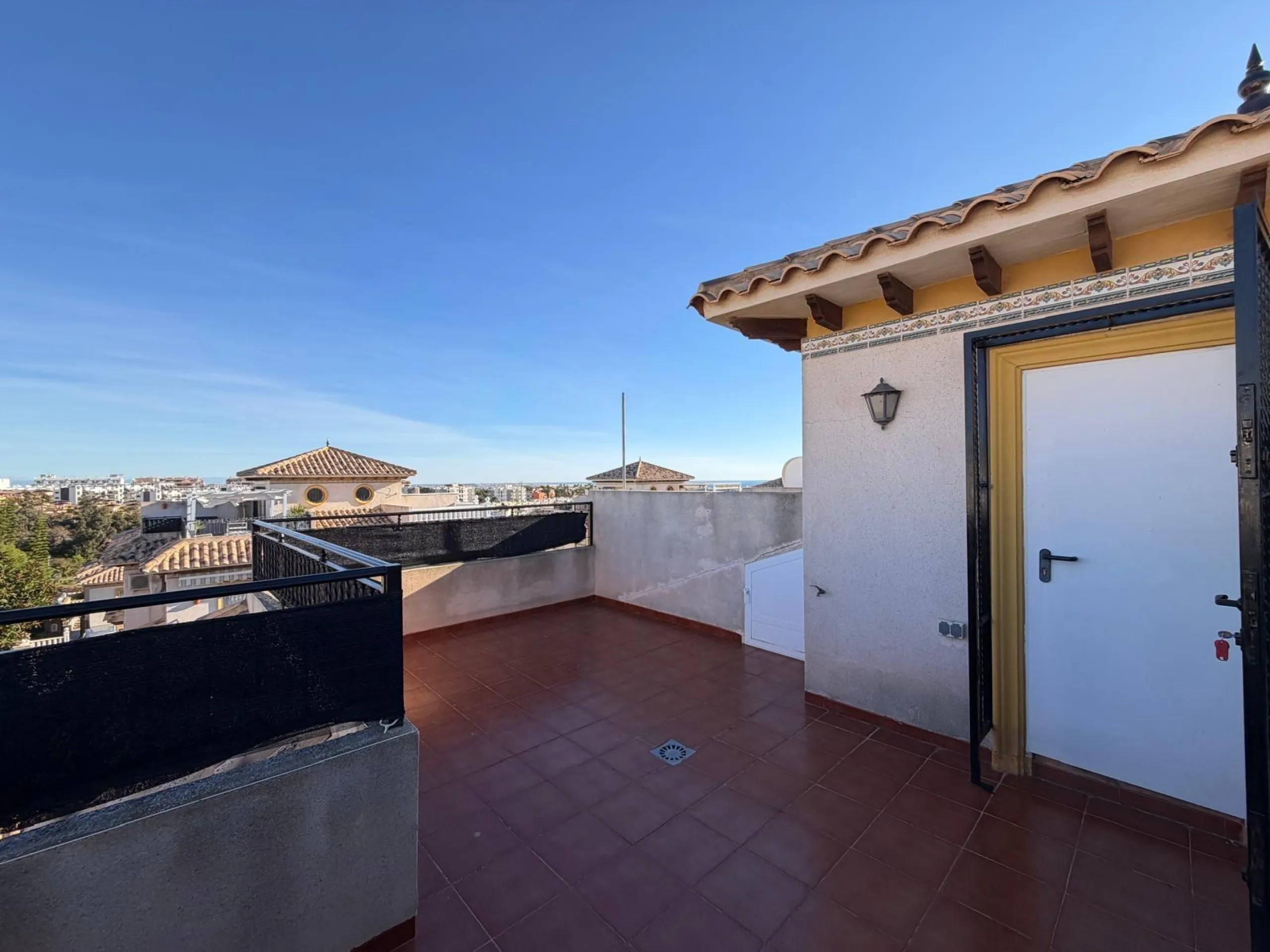 REFORMADO ADOSADO EN ORIHUELA COSTA "LAS FILIPINAS" CON GARAJE+TRASTERO. 2 DORM. 2 BAÑOS. CON PISCINA COMUNITARIA.