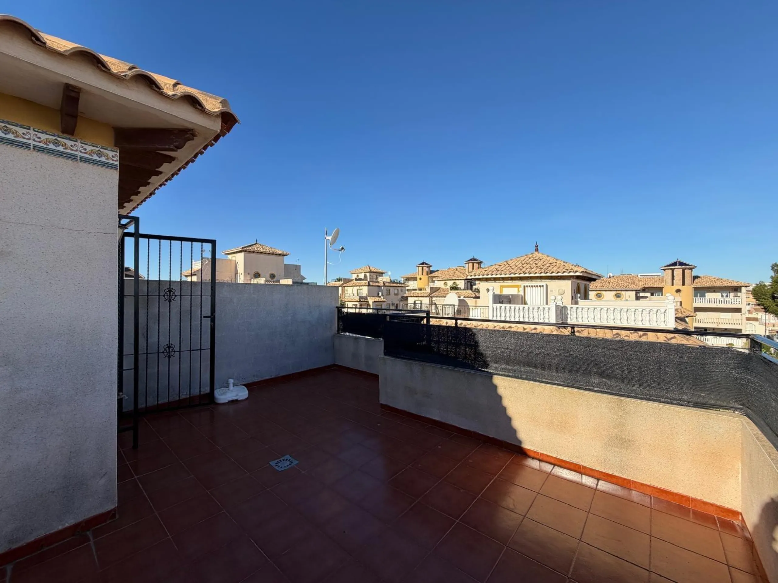 REFORMADO ADOSADO EN ORIHUELA COSTA "LAS FILIPINAS" CON GARAJE+TRASTERO. 2 DORM. 2 BAÑOS. CON PISCINA COMUNITARIA.