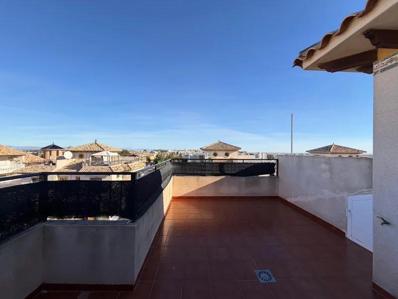 REFORMADO ADOSADO EN ORIHUELA COSTA "LAS FILIPINAS" CON GARAJE+TRASTERO. 2 DORM. 2 BAÑOS. CON PISCINA COMUNITARIA.