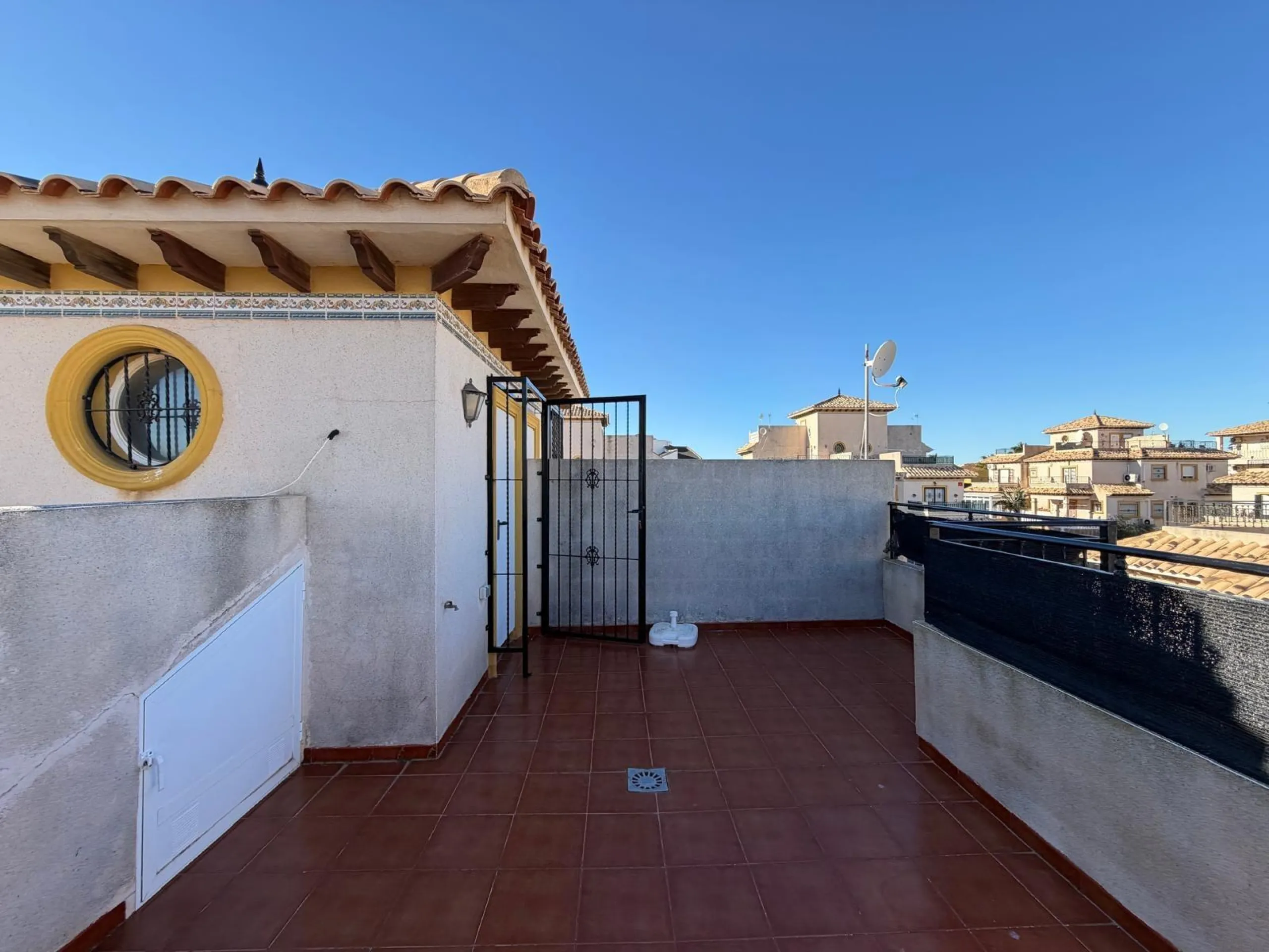 REFORMADO ADOSADO EN ORIHUELA COSTA "LAS FILIPINAS" CON GARAJE+TRASTERO. 2 DORM. 2 BAÑOS. CON PISCINA COMUNITARIA.