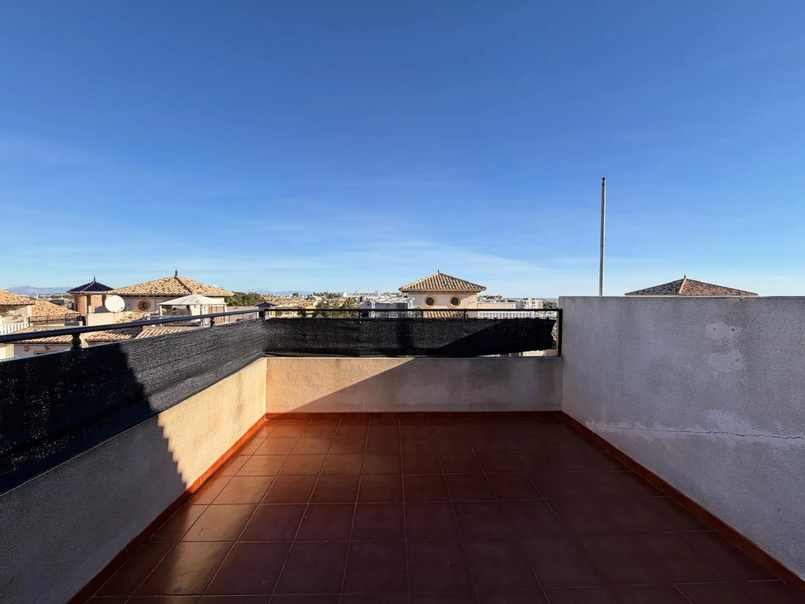 REFORMADO ADOSADO EN ORIHUELA COSTA "LAS FILIPINAS" CON GARAJE+TRASTERO. 2 DORM. 2 BAÑOS. CON PISCINA COMUNITARIA.