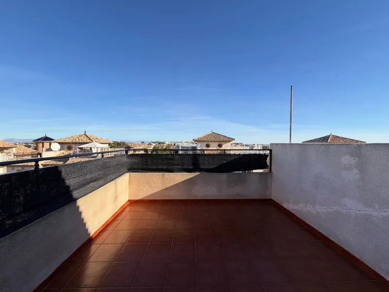 REFORMADO ADOSADO EN ORIHUELA COSTA "LAS FILIPINAS" CON GARAJE+TRASTERO. 2 DORM. 2 BAÑOS. CON PISCINA COMUNITARIA.