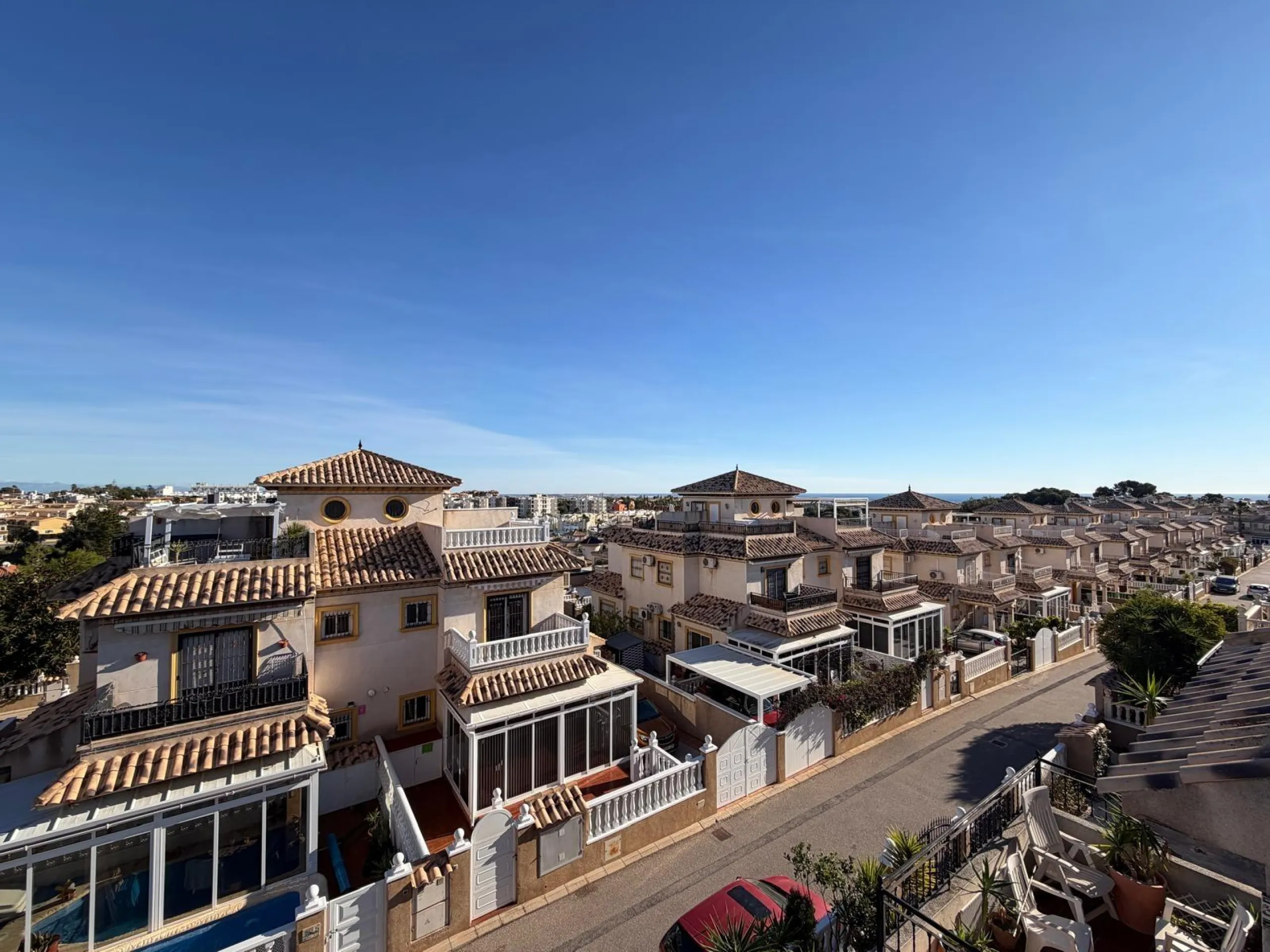 REFORMADO ADOSADO EN ORIHUELA COSTA "LAS FILIPINAS" CON GARAJE+TRASTERO. 2 DORM. 2 BAÑOS. CON PISCINA COMUNITARIA.