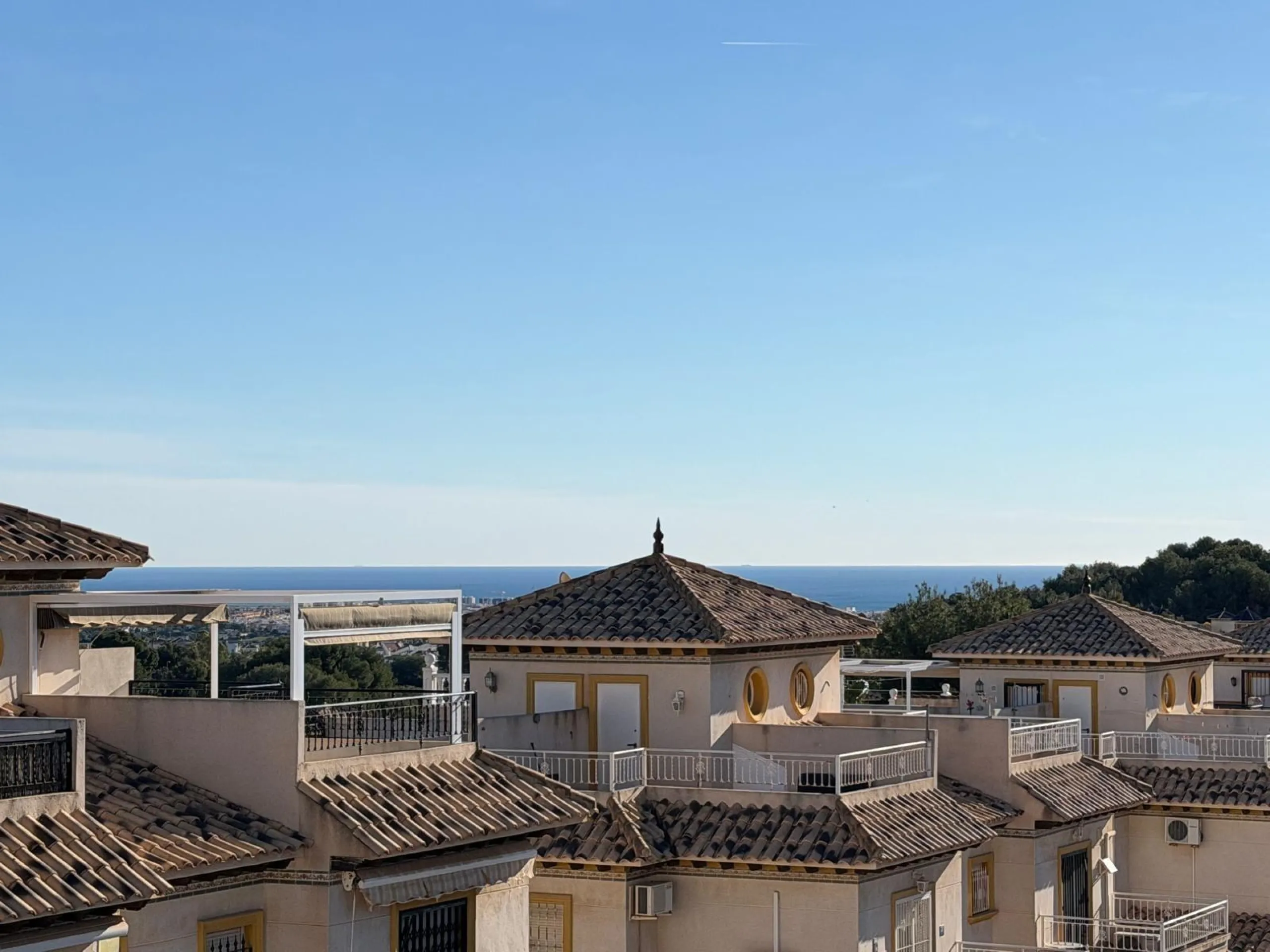 REFORMADO ADOSADO EN ORIHUELA COSTA "LAS FILIPINAS" CON GARAJE+TRASTERO. 2 DORM. 2 BAÑOS. CON PISCINA COMUNITARIA.