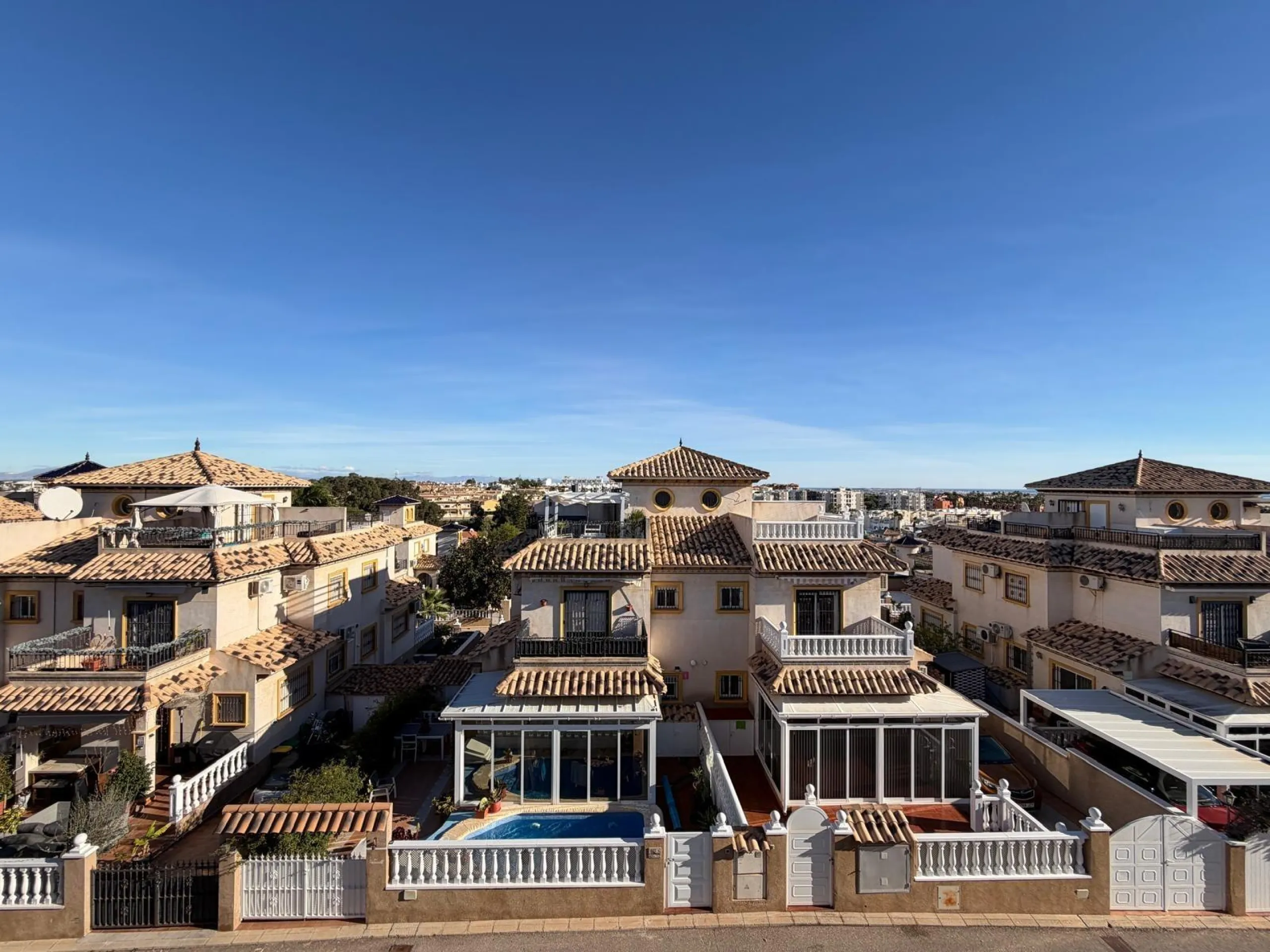 REFORMADO ADOSADO EN ORIHUELA COSTA "LAS FILIPINAS" CON GARAJE+TRASTERO. 2 DORM. 2 BAÑOS. CON PISCINA COMUNITARIA.