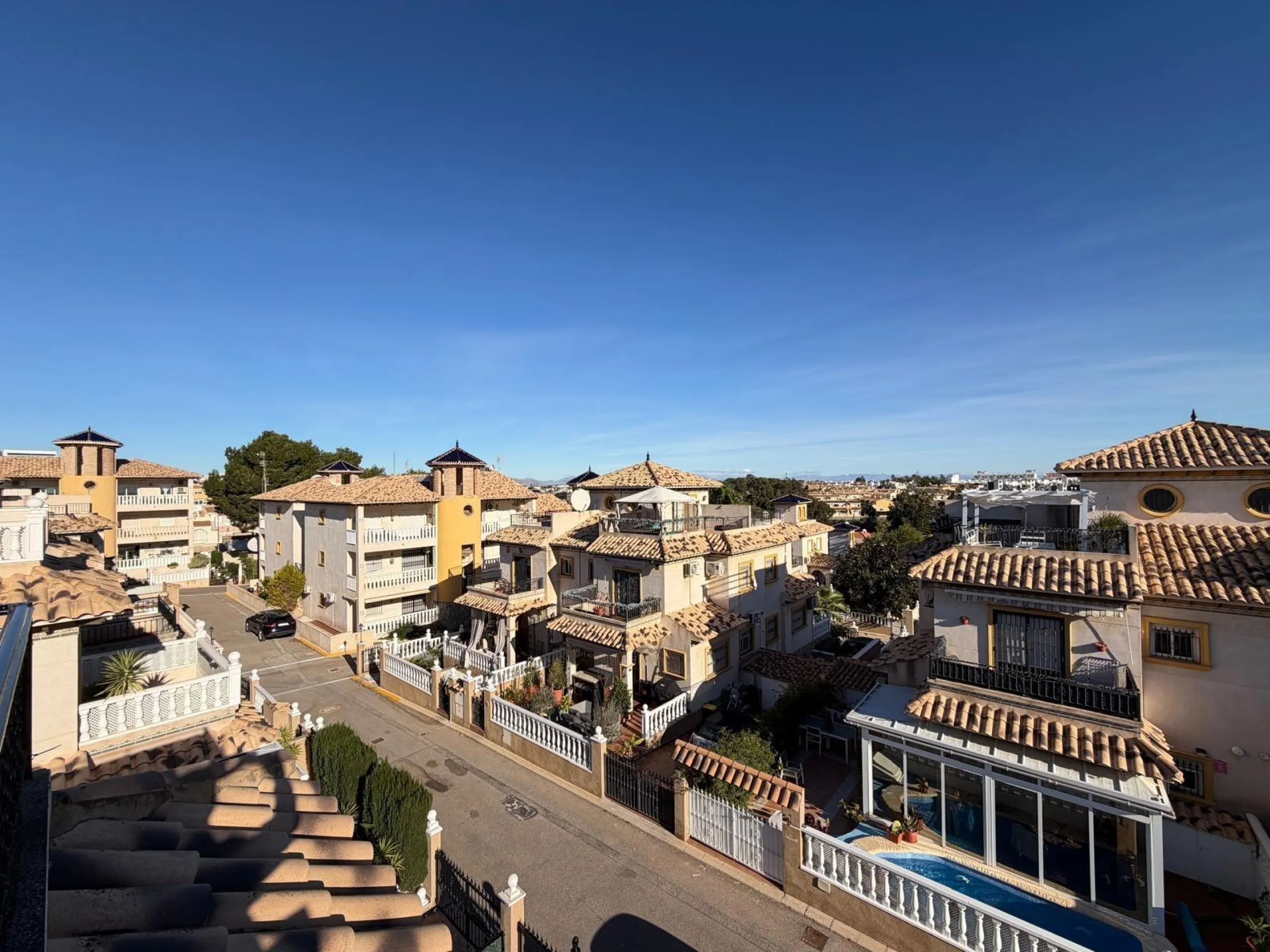REFORMADO ADOSADO EN ORIHUELA COSTA "LAS FILIPINAS" CON GARAJE+TRASTERO. 2 DORM. 2 BAÑOS. CON PISCINA COMUNITARIA.