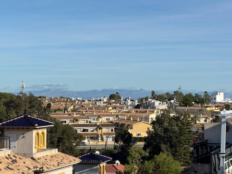 REFORMADO ADOSADO EN ORIHUELA COSTA "LAS FILIPINAS" CON GARAJE+TRASTERO. 2 DORM. 2 BAÑOS. CON PISCINA COMUNITARIA.