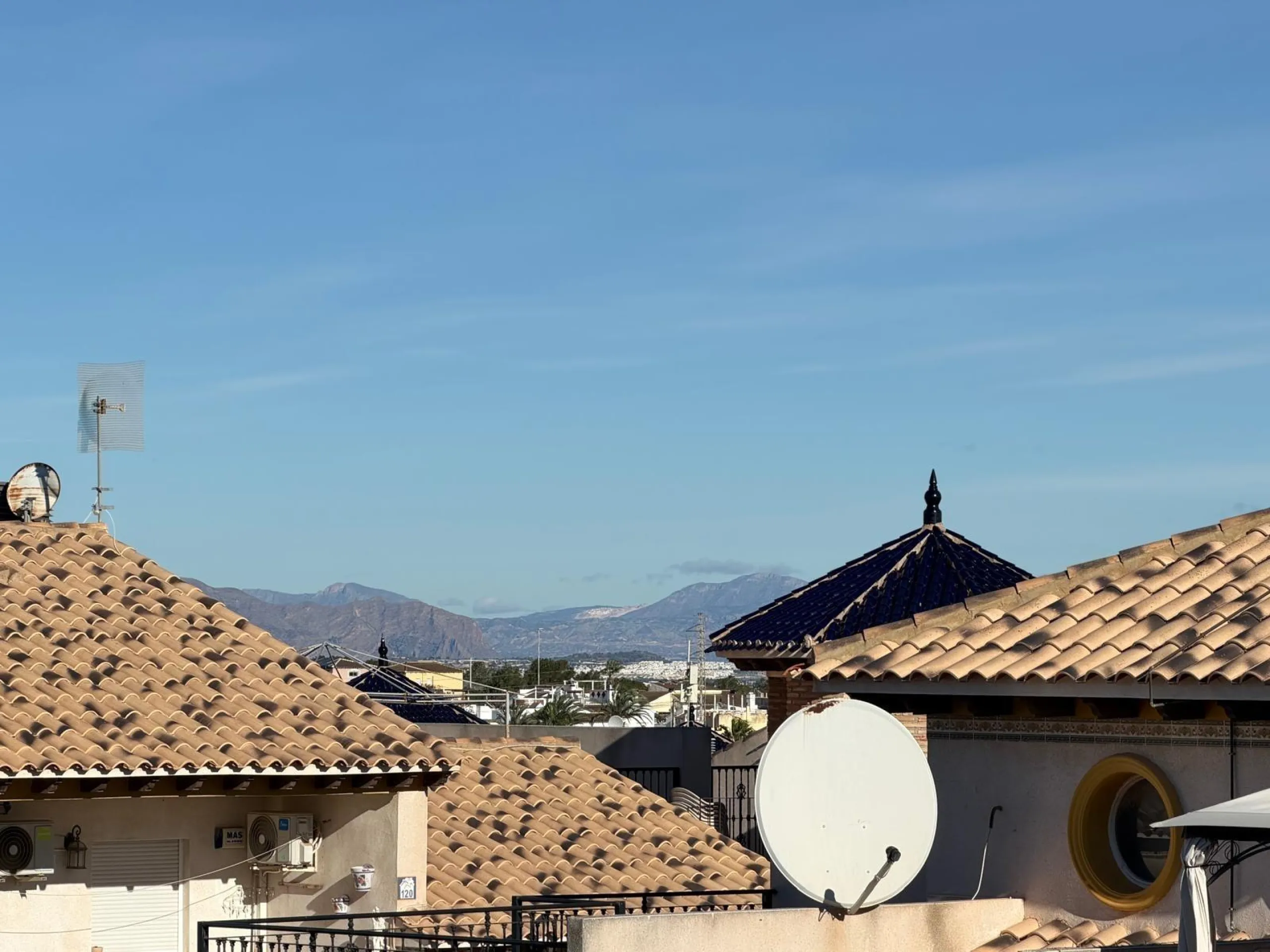 REFORMADO ADOSADO EN ORIHUELA COSTA "LAS FILIPINAS" CON GARAJE+TRASTERO. 2 DORM. 2 BAÑOS. CON PISCINA COMUNITARIA.