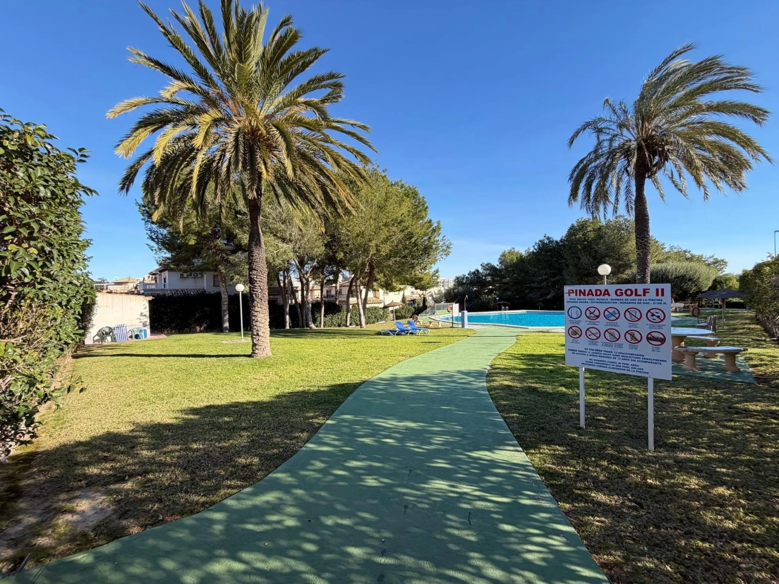 REFORMADO ADOSADO EN ORIHUELA COSTA "LAS FILIPINAS" CON GARAJE+TRASTERO. 2 DORM. 2 BAÑOS. CON PISCINA COMUNITARIA.