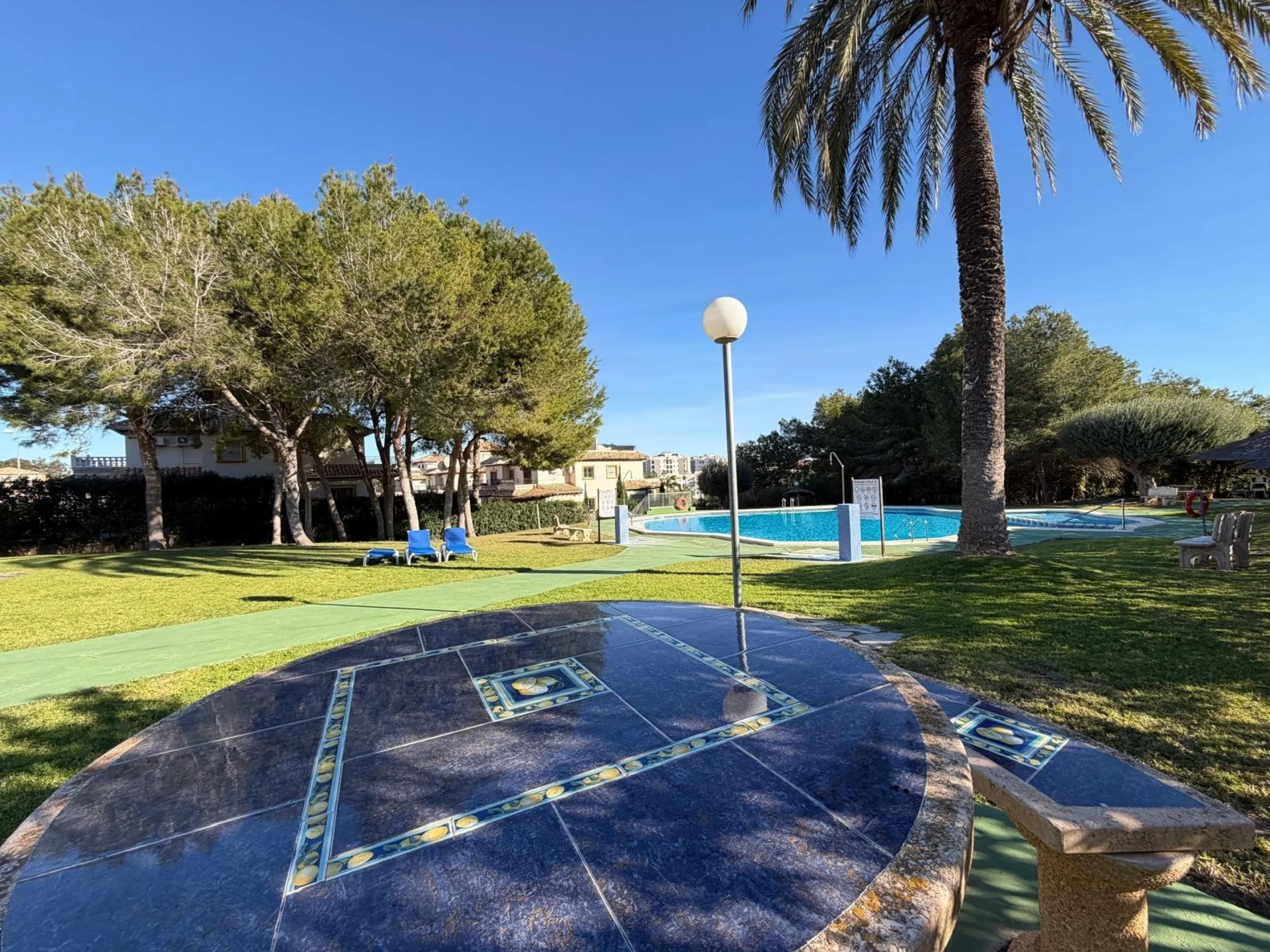 REFORMADO ADOSADO EN ORIHUELA COSTA "LAS FILIPINAS" CON GARAJE+TRASTERO. 2 DORM. 2 BAÑOS. CON PISCINA COMUNITARIA.