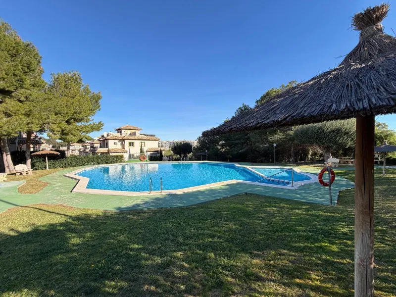 REFORMADO ADOSADO EN ORIHUELA COSTA "LAS FILIPINAS" CON GARAJE+TRASTERO. 2 DORM. 2 BAÑOS. CON PISCINA COMUNITARIA.