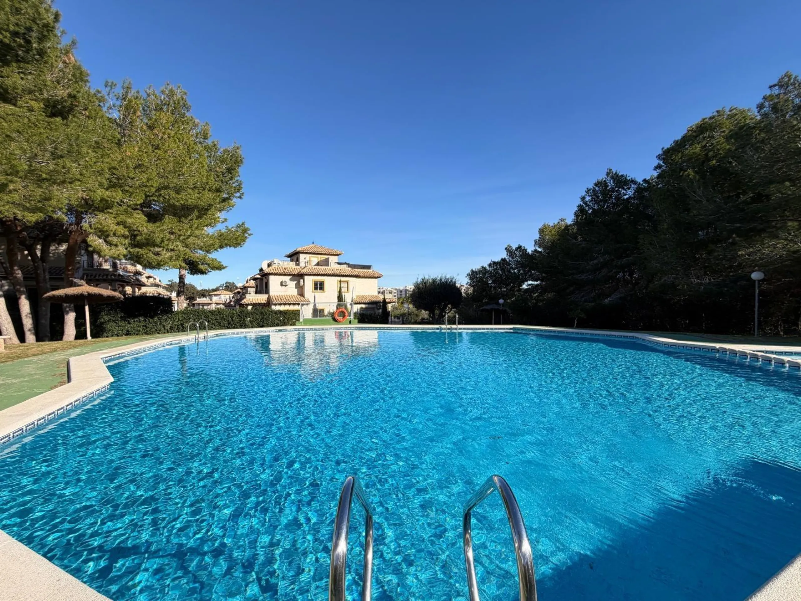 REFORMADO ADOSADO EN ORIHUELA COSTA "LAS FILIPINAS" CON GARAJE+TRASTERO. 2 DORM. 2 BAÑOS. CON PISCINA COMUNITARIA.