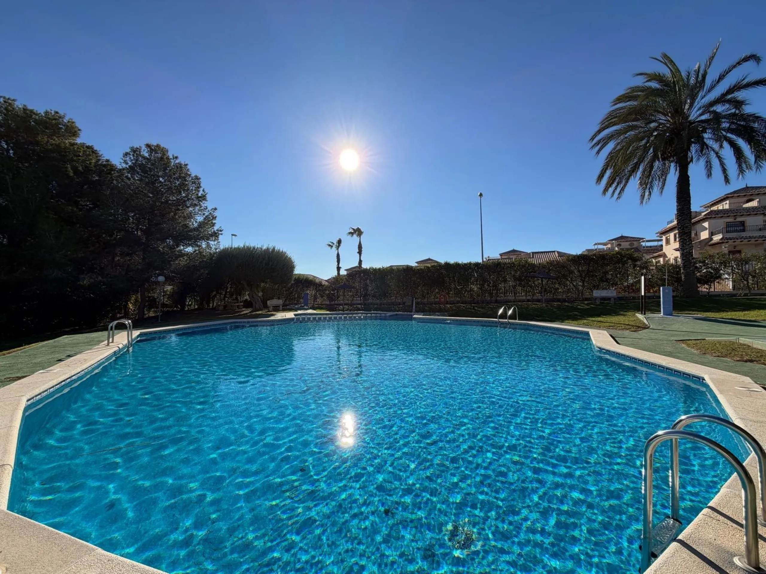 REFORMADO ADOSADO EN ORIHUELA COSTA "LAS FILIPINAS" CON GARAJE+TRASTERO. 2 DORM. 2 BAÑOS. CON PISCINA COMUNITARIA.