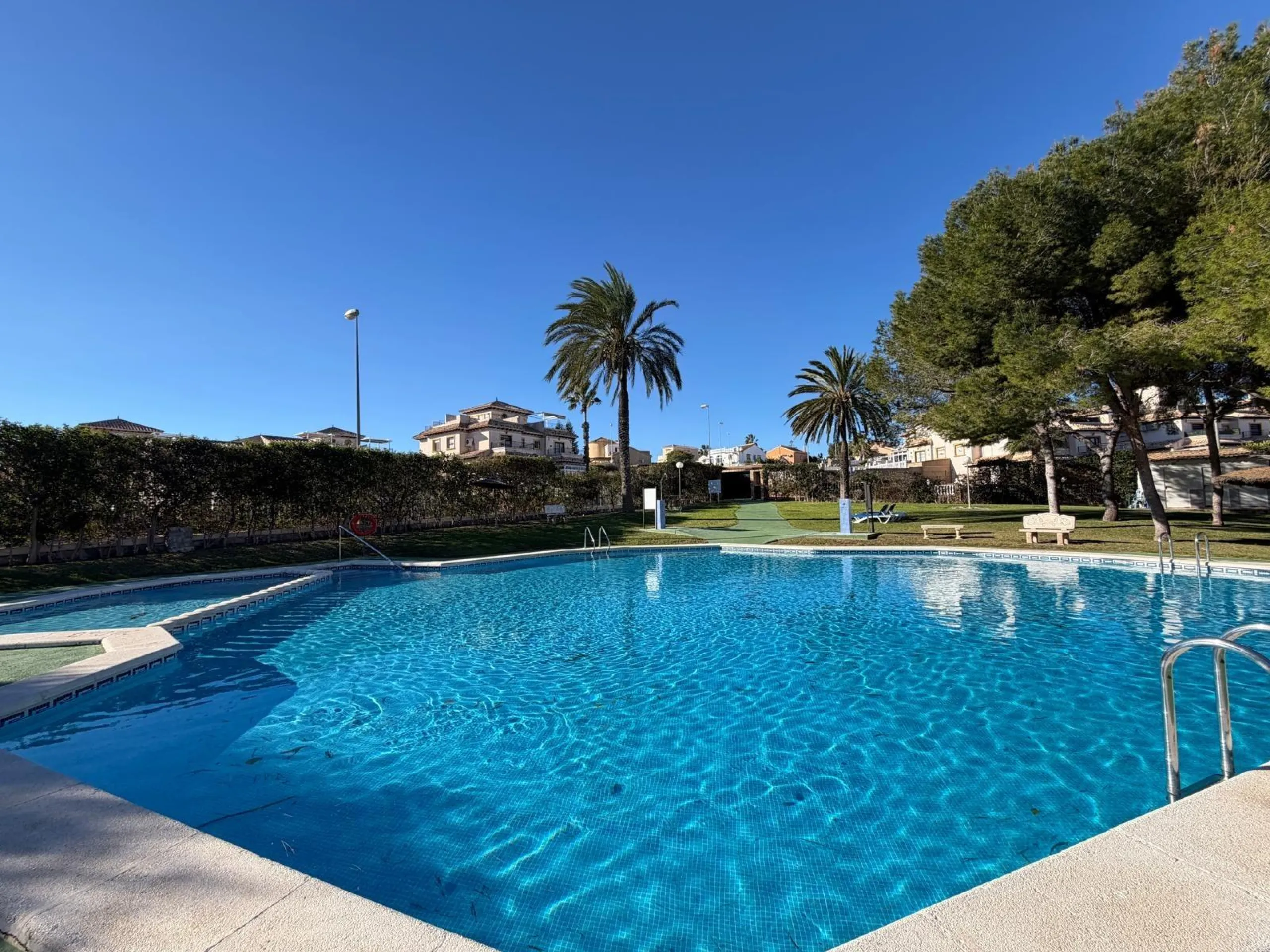 REFORMADO ADOSADO EN ORIHUELA COSTA "LAS FILIPINAS" CON GARAJE+TRASTERO. 2 DORM. 2 BAÑOS. CON PISCINA COMUNITARIA.