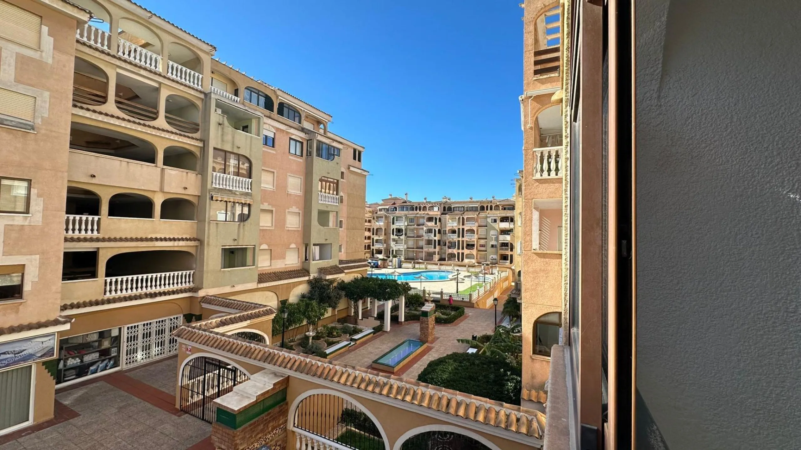 MAGNIFICENT APARTMENT IN JARDIN BOTANICO URBANIZATION. COMMUNAL POOL. PARKING INCLUDED. 3 BEDROOMS. 1 BATHROOM. 104 M2