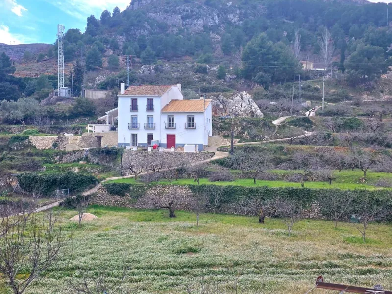 Encantadora Casa de cuento con historia bajo la Sierra de Aitana datada de 1900 completamente lista para entrar a vivir con vistas excepcionales a la Montaña