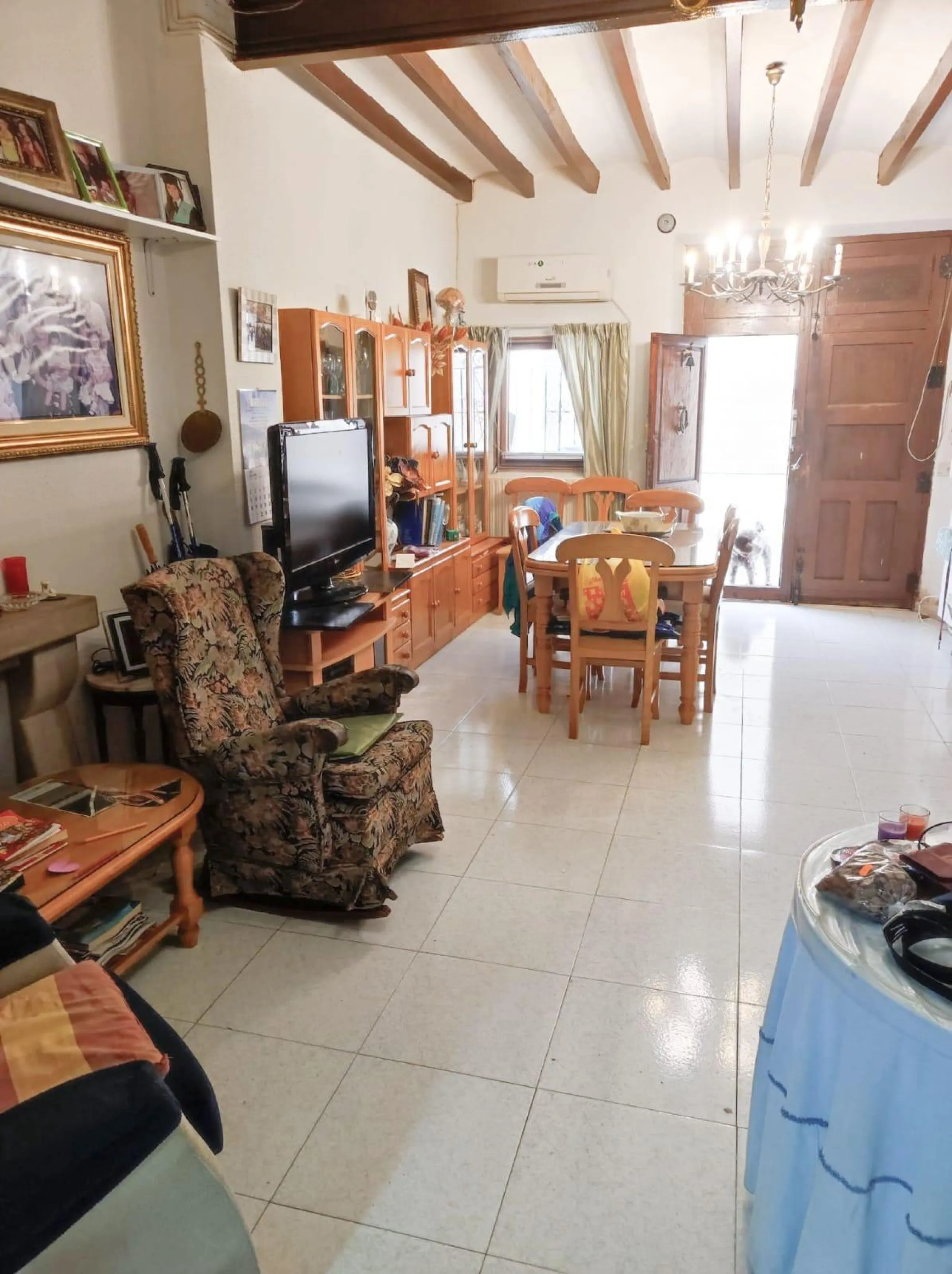 Замечательная вилла с богатой историей под Сьеррой Айтана, построенная в 1900 году, полностью готова к проживанию и предлагает потрясающие виды на гору