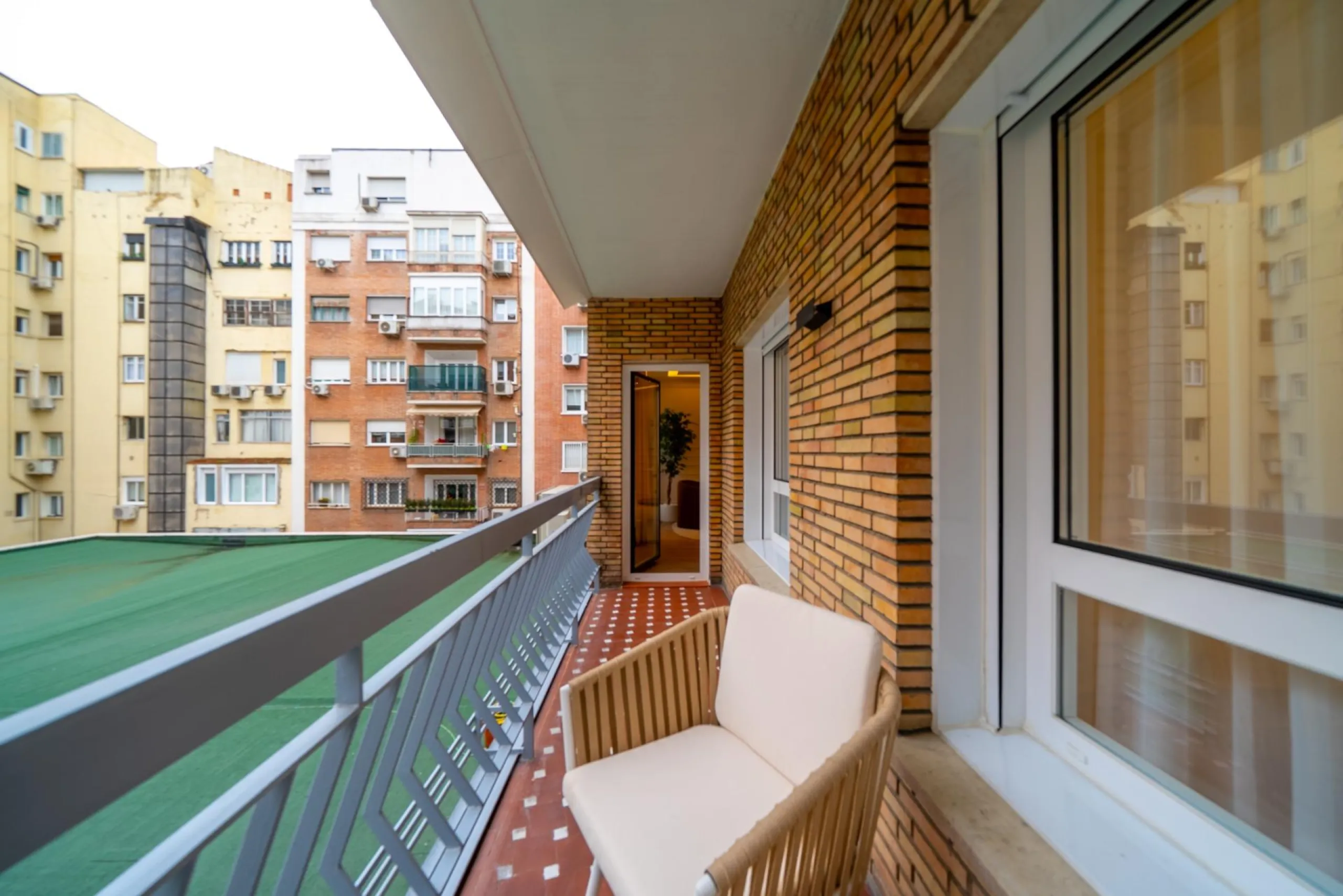 PISO REFORMADO CON TERRAZA Y GARAJE EN CASTELLANA – BARRIO DE SALAMANCA