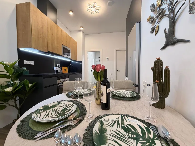 APARTAMENTO TOTALMENTE REFORMADO A 200 METROS DEL PUERTO DE TORREVIEJA CON SÓTANO DE 205 M2. 2 DORM. 1 BAÑO. SUPERFICIE 60 M2.