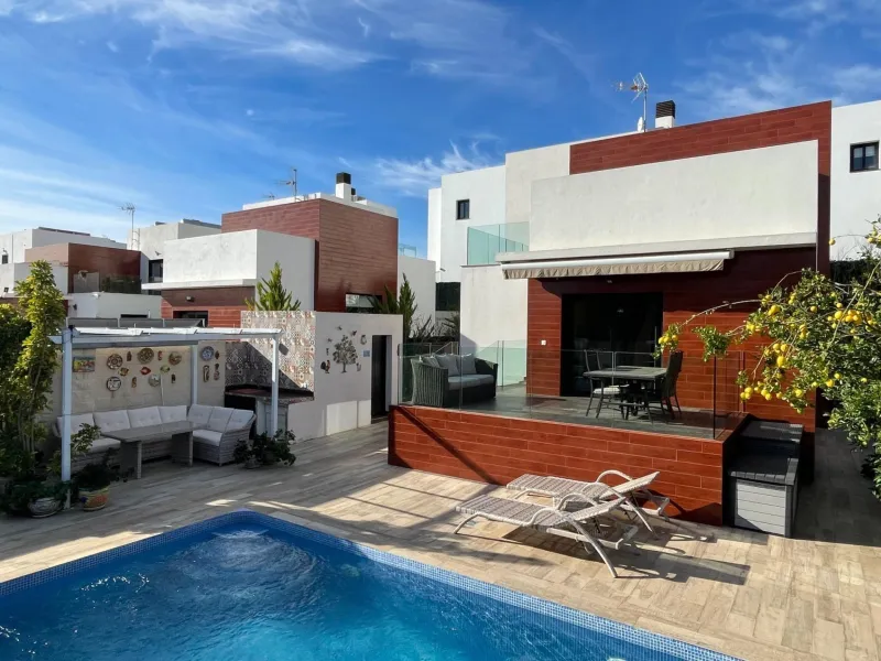 🌿 Live Between Sea and Mountains: Private Villa in a Natural Setting at the Foot of Mount Ponoig, Polop ⛰️🌊