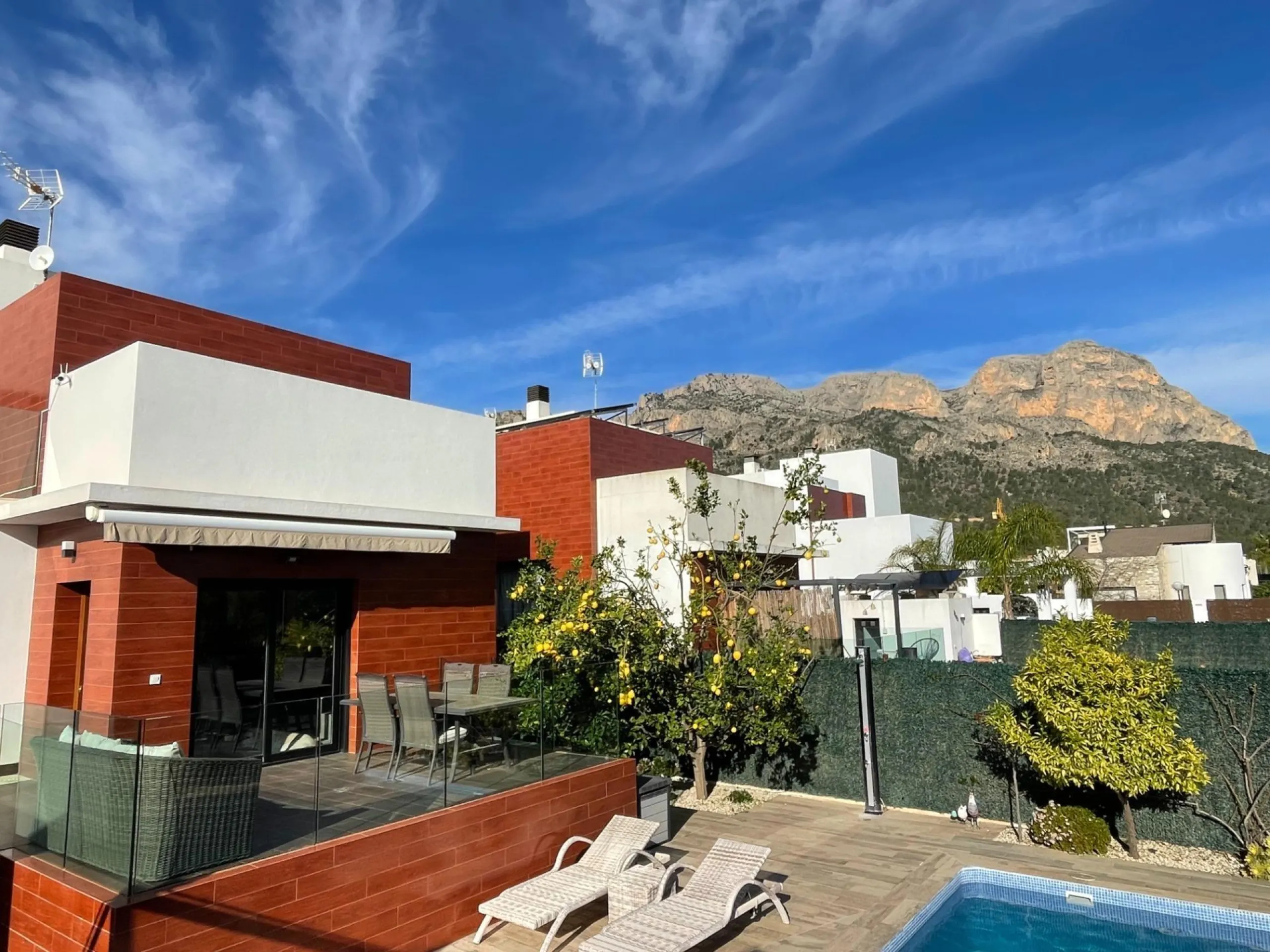 🌿 Live Between Sea and Mountains: Private Villa in a Natural Setting at the Foot of Mount Ponoig, Polop ⛰️🌊