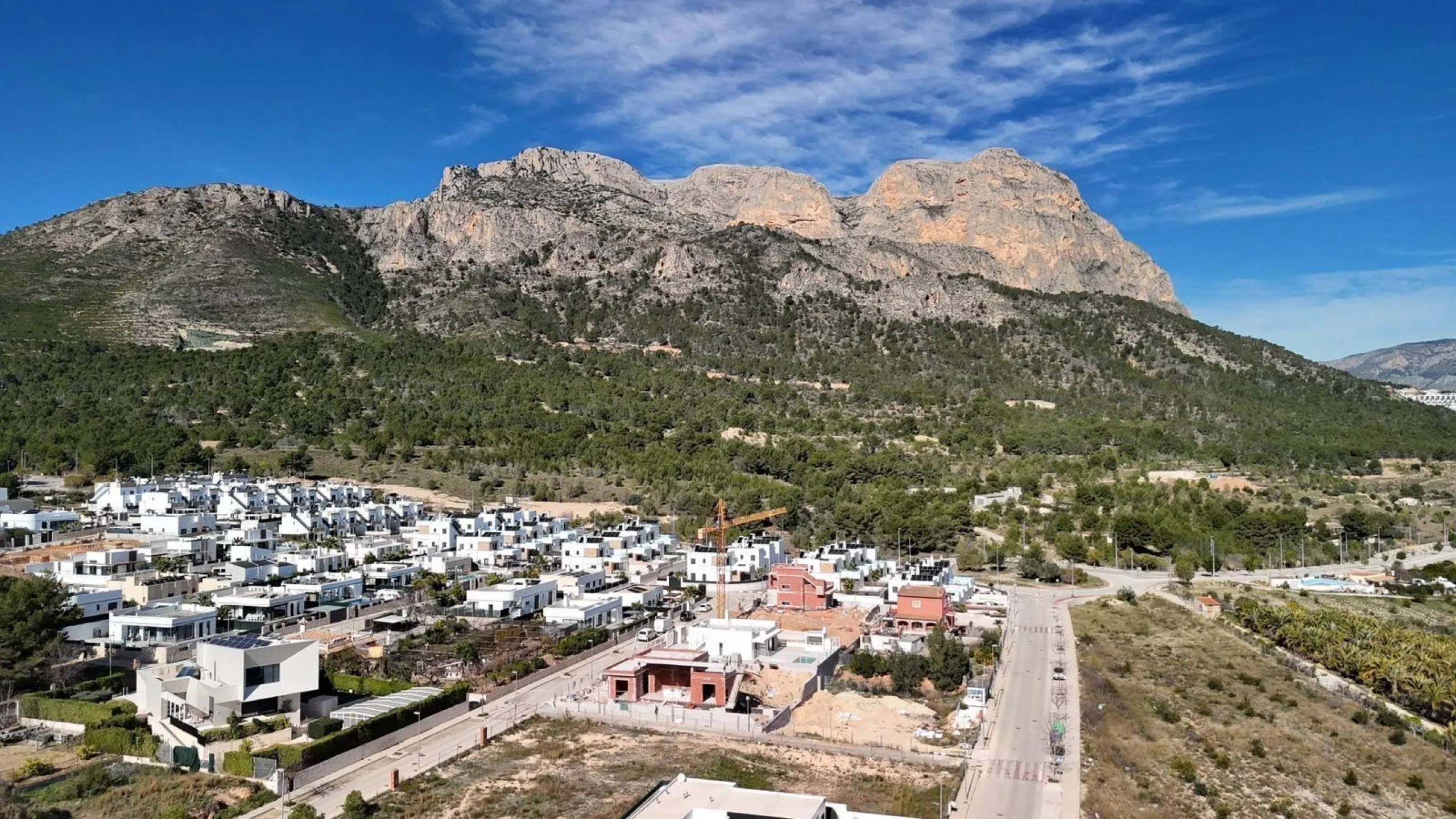 🌿 Live Between Sea and Mountains: Private Villa in a Natural Setting at the Foot of Mount Ponoig, Polop ⛰️🌊