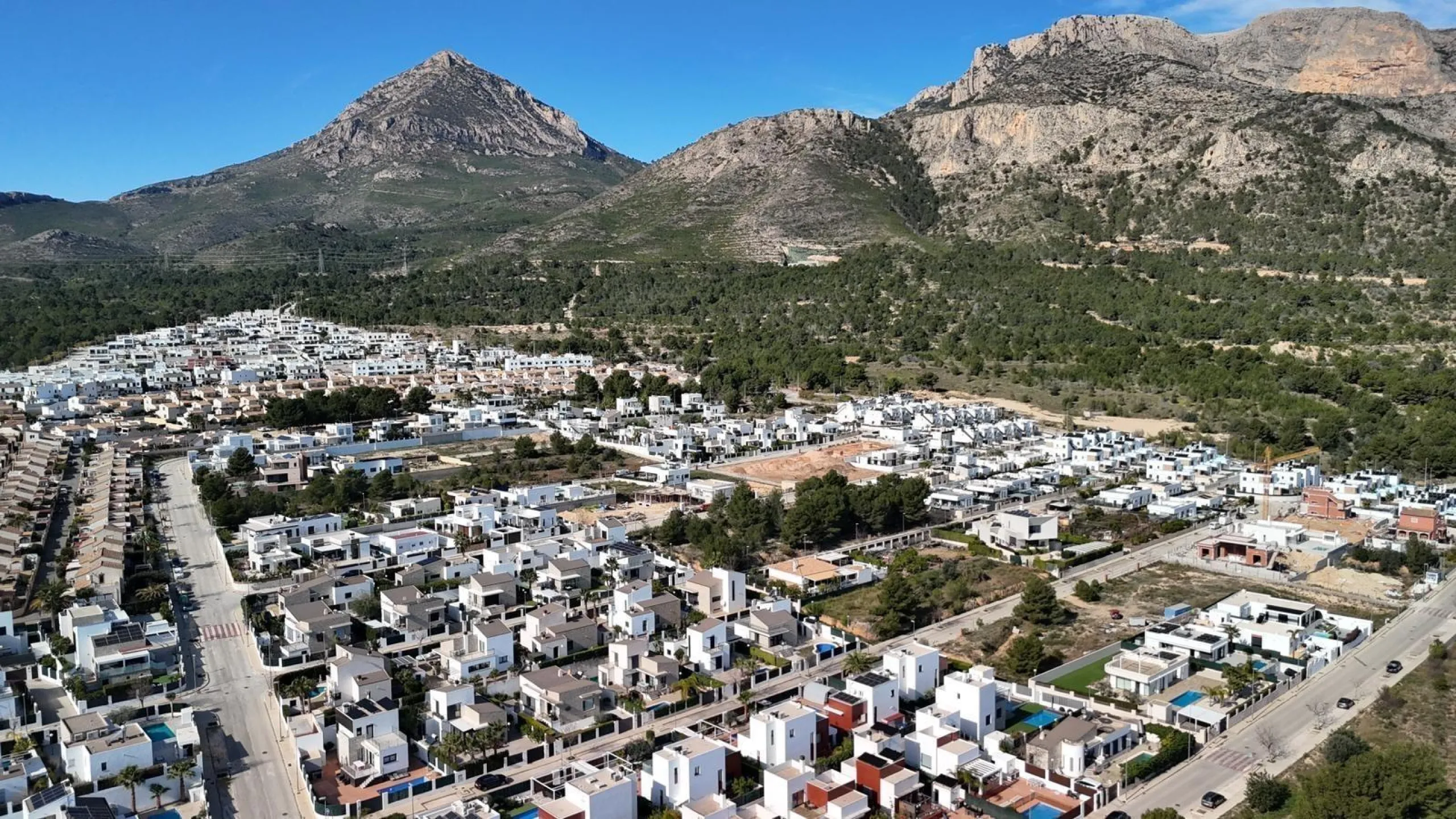 🌿 Live Between Sea and Mountains: Private Villa in a Natural Setting at the Foot of Mount Ponoig, Polop ⛰️🌊