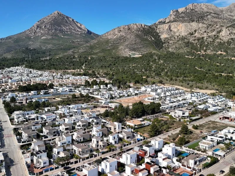 🌿 Live Between Sea and Mountains: Private Villa in a Natural Setting at the Foot of Mount Ponoig, Polop ⛰️🌊