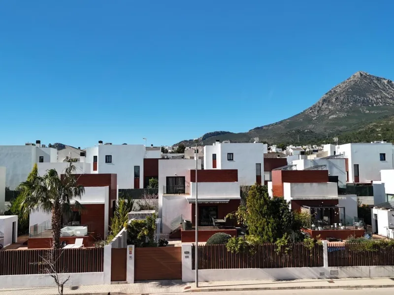 🌿 Live Between Sea and Mountains: Private Villa in a Natural Setting at the Foot of Mount Ponoig, Polop ⛰️🌊