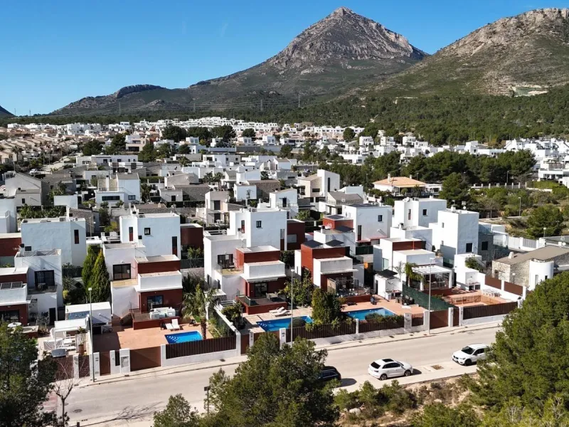 🌿 Live Between Sea and Mountains: Private Villa in a Natural Setting at the Foot of Mount Ponoig, Polop ⛰️🌊