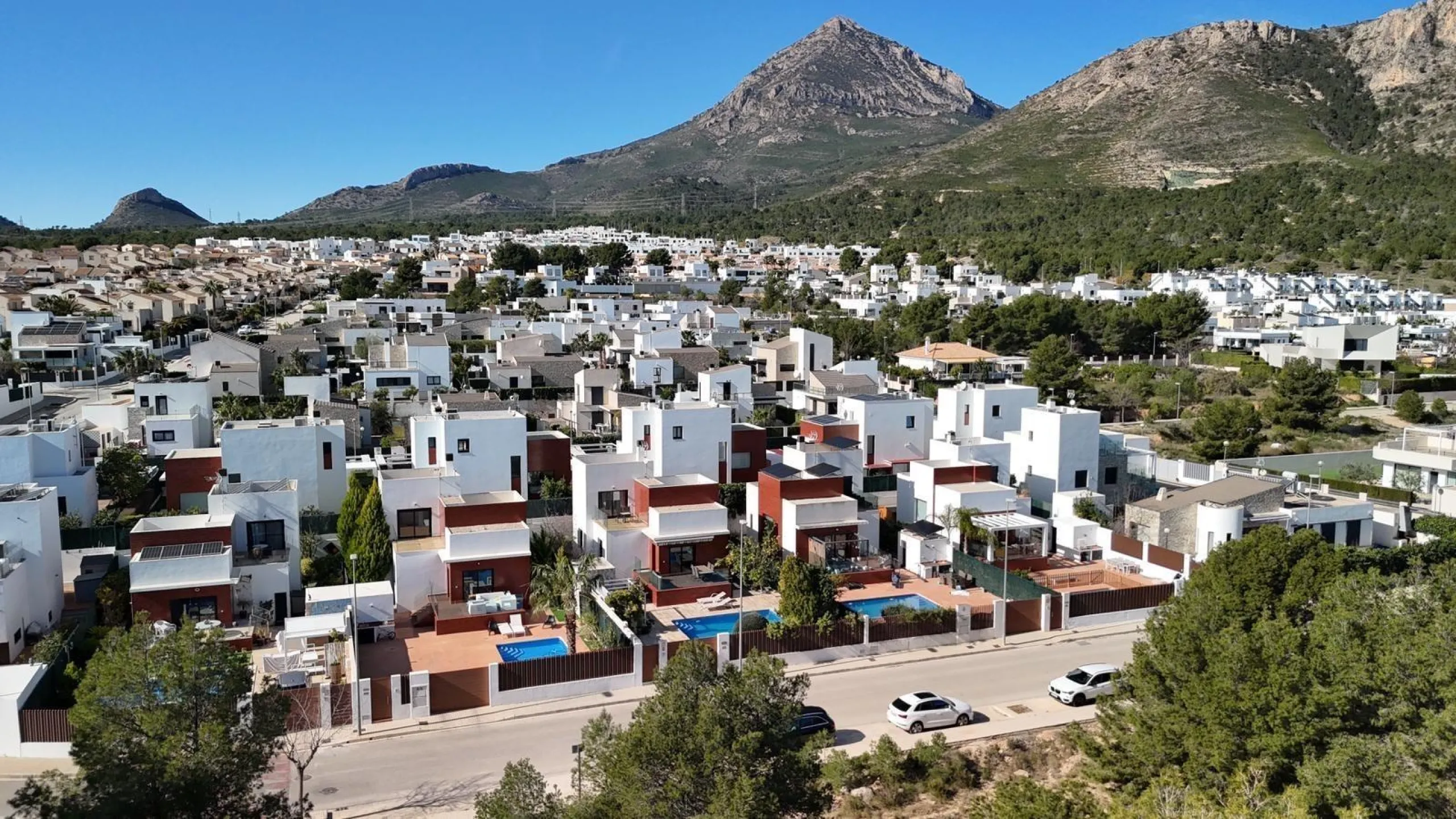 🌿 Live Between Sea and Mountains: Private Villa in a Natural Setting at the Foot of Mount Ponoig, Polop ⛰️🌊