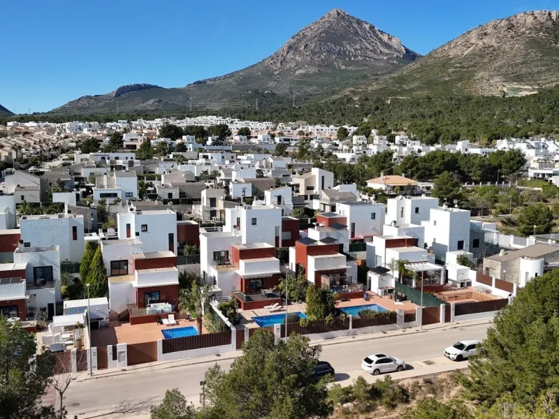 🌿 Live Between Sea and Mountains: Private Villa in a Natural Setting at the Foot of Mount Ponoig, Polop ⛰️🌊