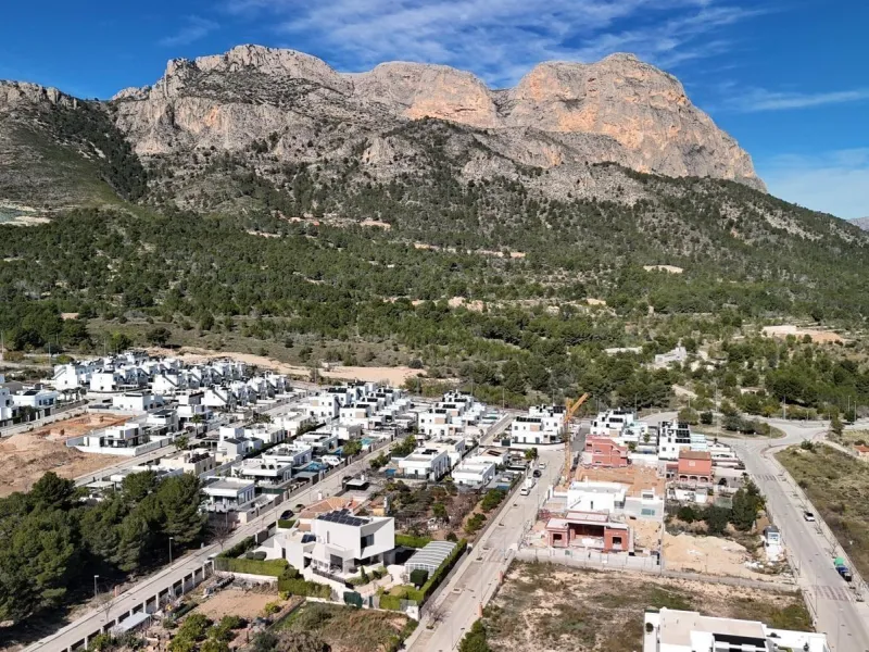 🌿 Live Between Sea and Mountains: Private Villa in a Natural Setting at the Foot of Mount Ponoig, Polop ⛰️🌊