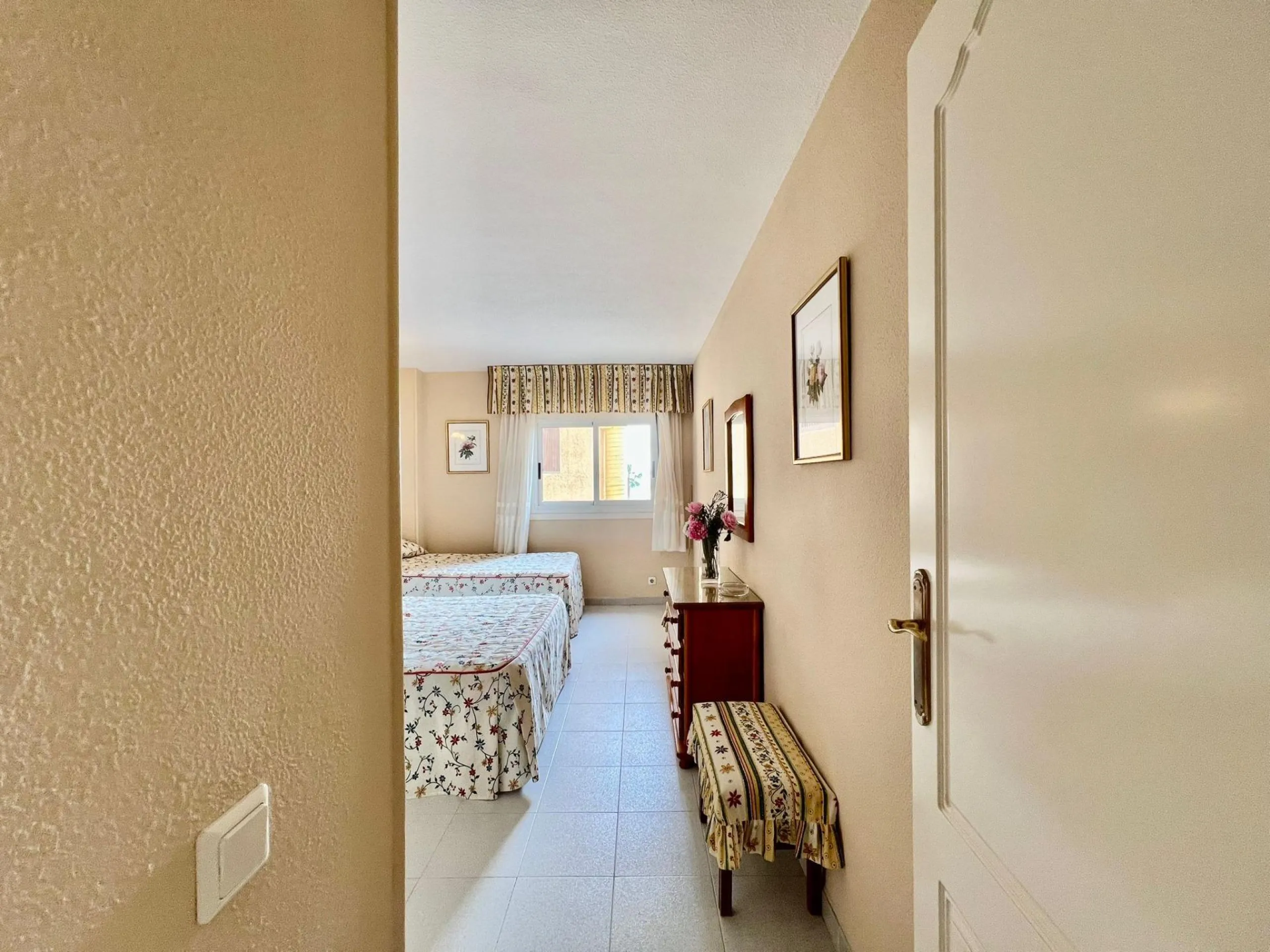 Charming West-Facing Apartment Near Playa del Cura in Torrevieja