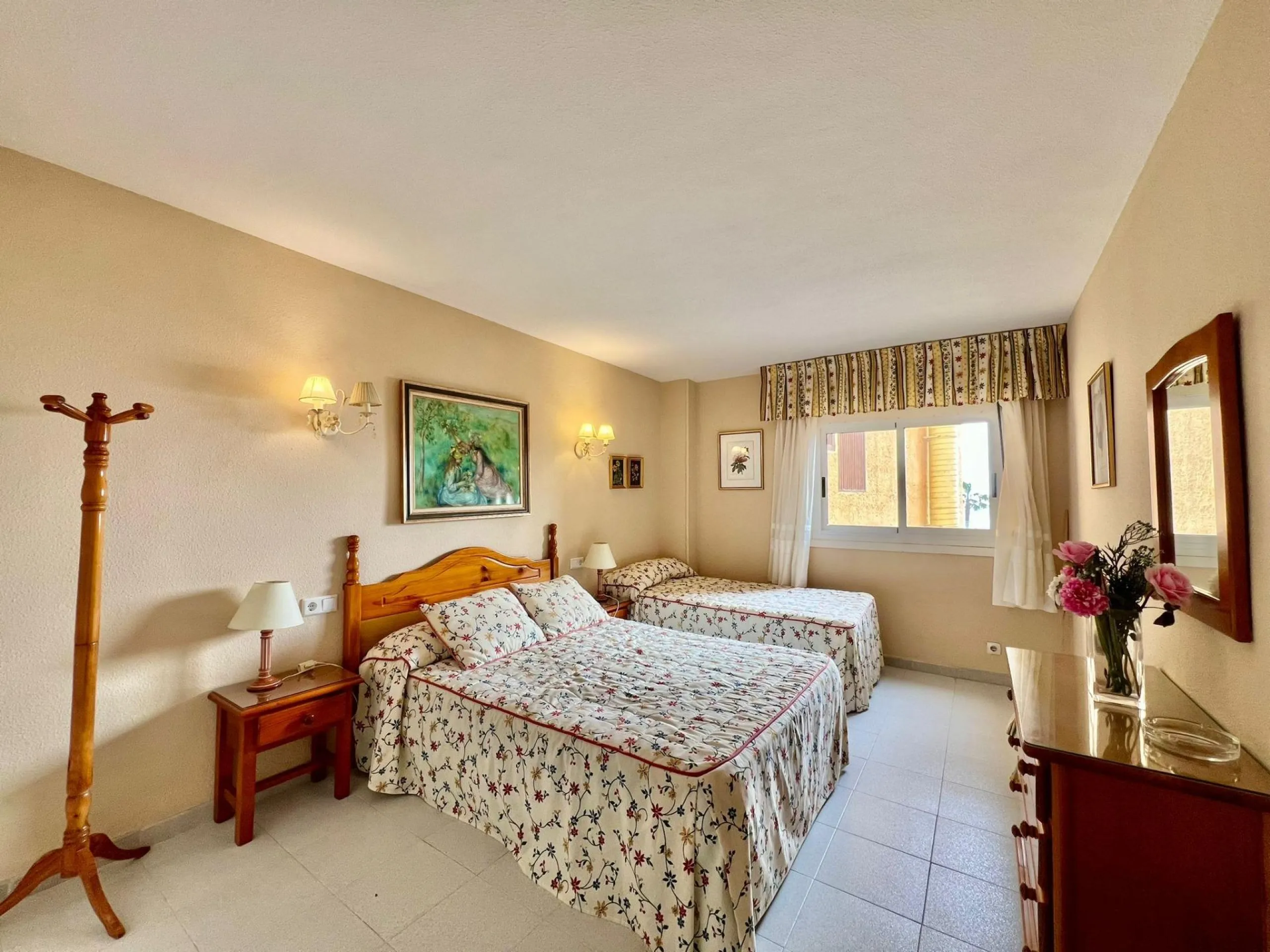 Charming West-Facing Apartment Near Playa del Cura in Torrevieja
