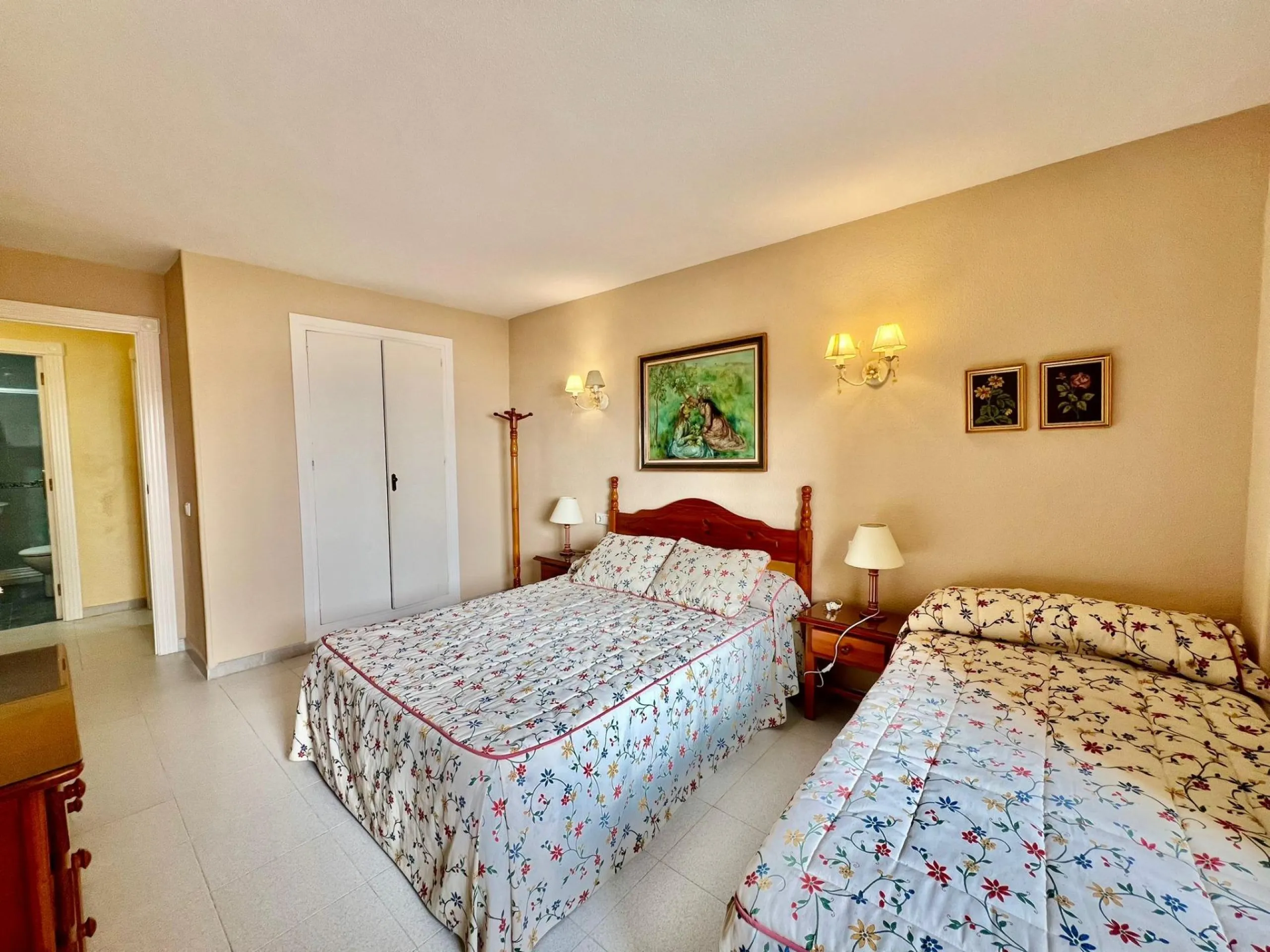 Charming West-Facing Apartment Near Playa del Cura in Torrevieja