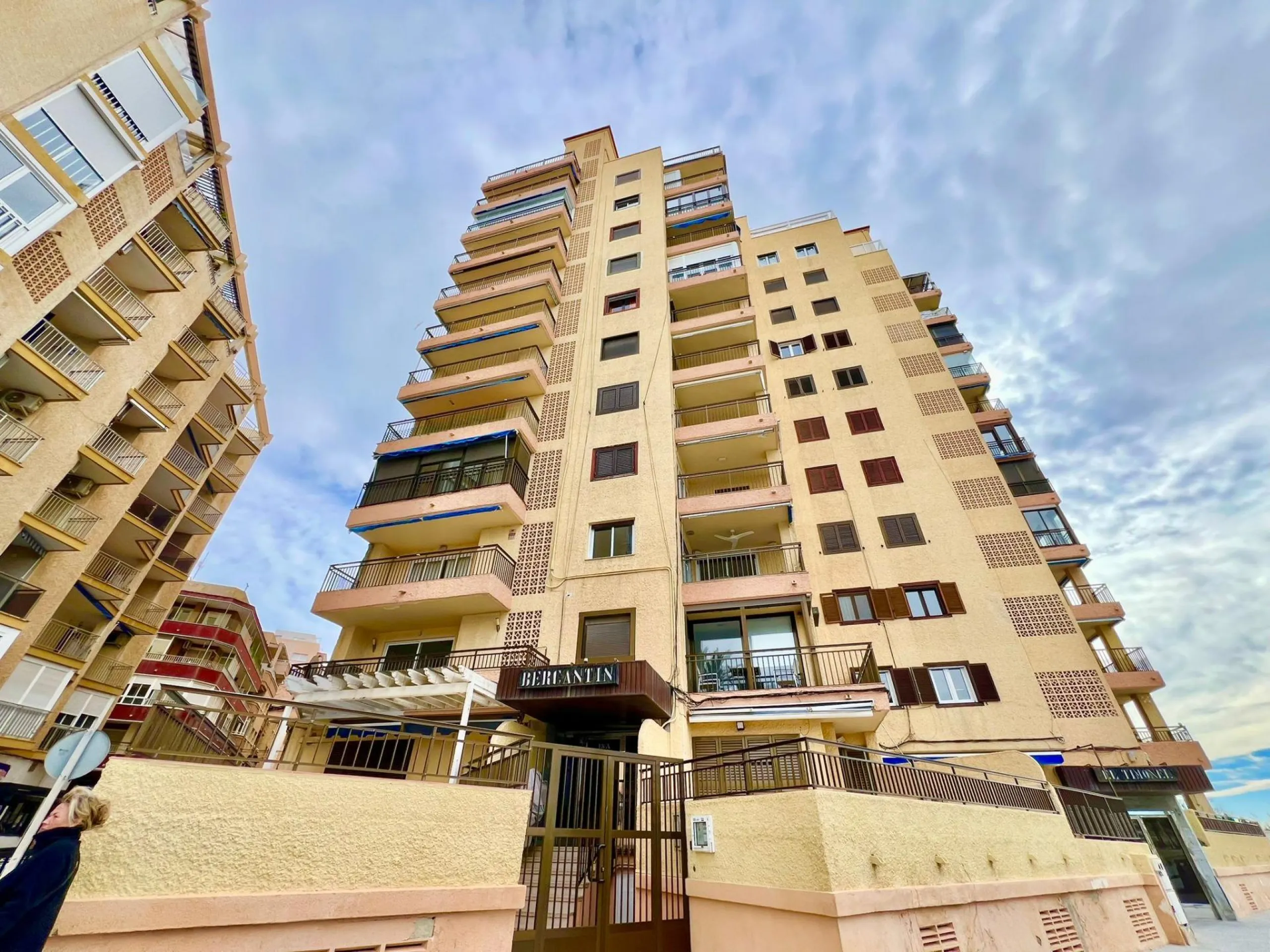 Charming West-Facing Apartment Near Playa del Cura in Torrevieja