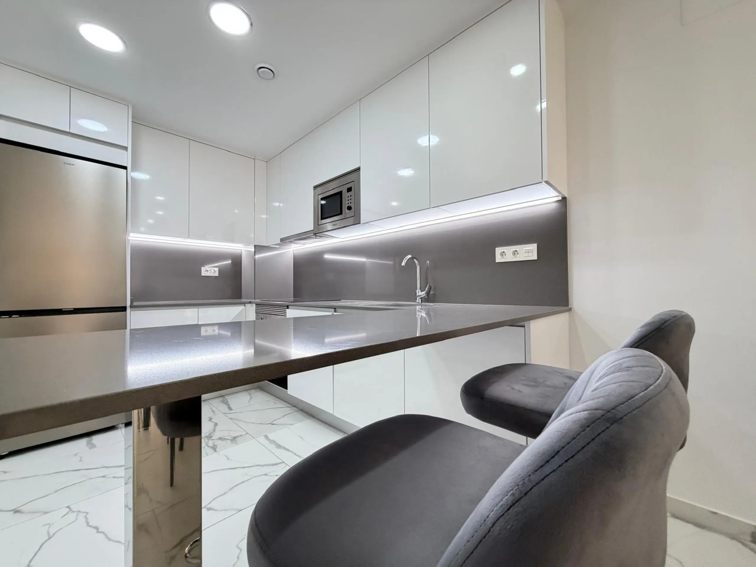 NUEVO APARTAMENTO EN RESIDENCIAL "ALEGRIA 21" CON GARAJE+TRASTERO INCLUIDO. 2 DORM. 2 BAÑOS. 105 M2. PISCINA+SAUNA+BARBACOA.